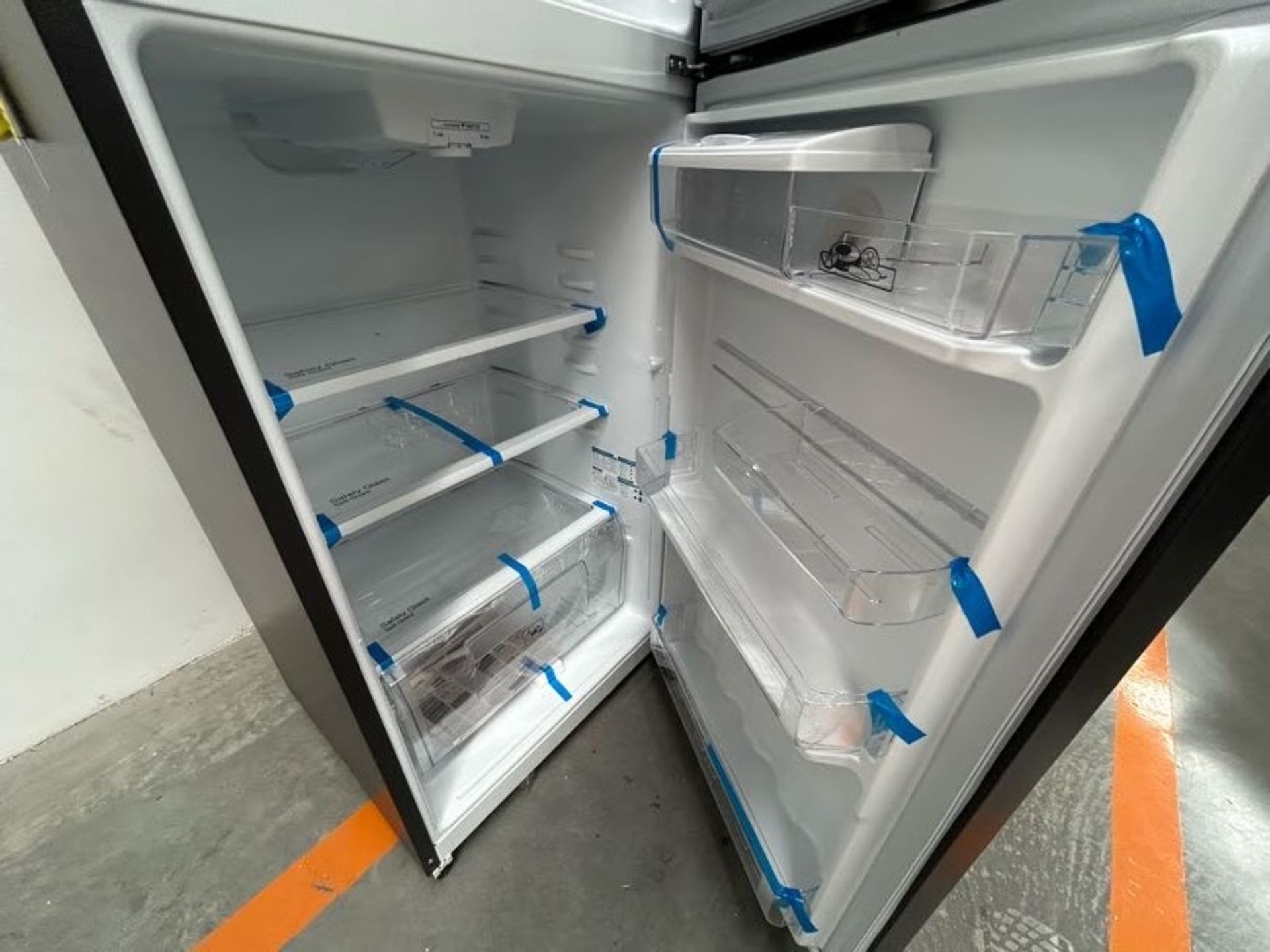 Lote de 2 Refrigeradores contiene: 1 Refrigerador con dispensador de agua Marca MABE, Modelo RME360 - Image 7 of 10