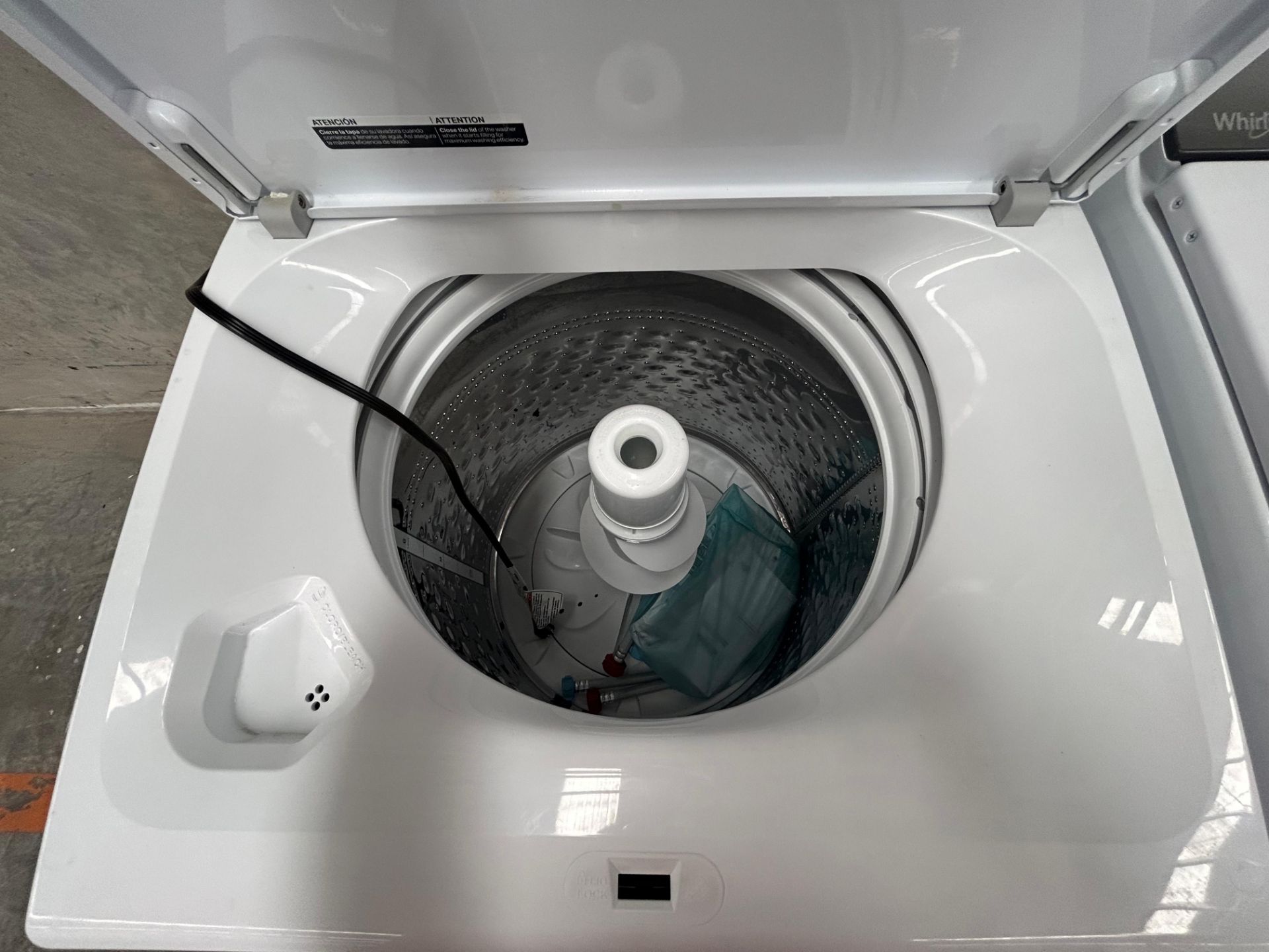 Lote de 2 lavadoras contiene: 1 Lavadora de 22 KG Marca WHIRPOOL, Modelo 8MWTW2224MPM0, Serie 43224 - Image 4 of 6