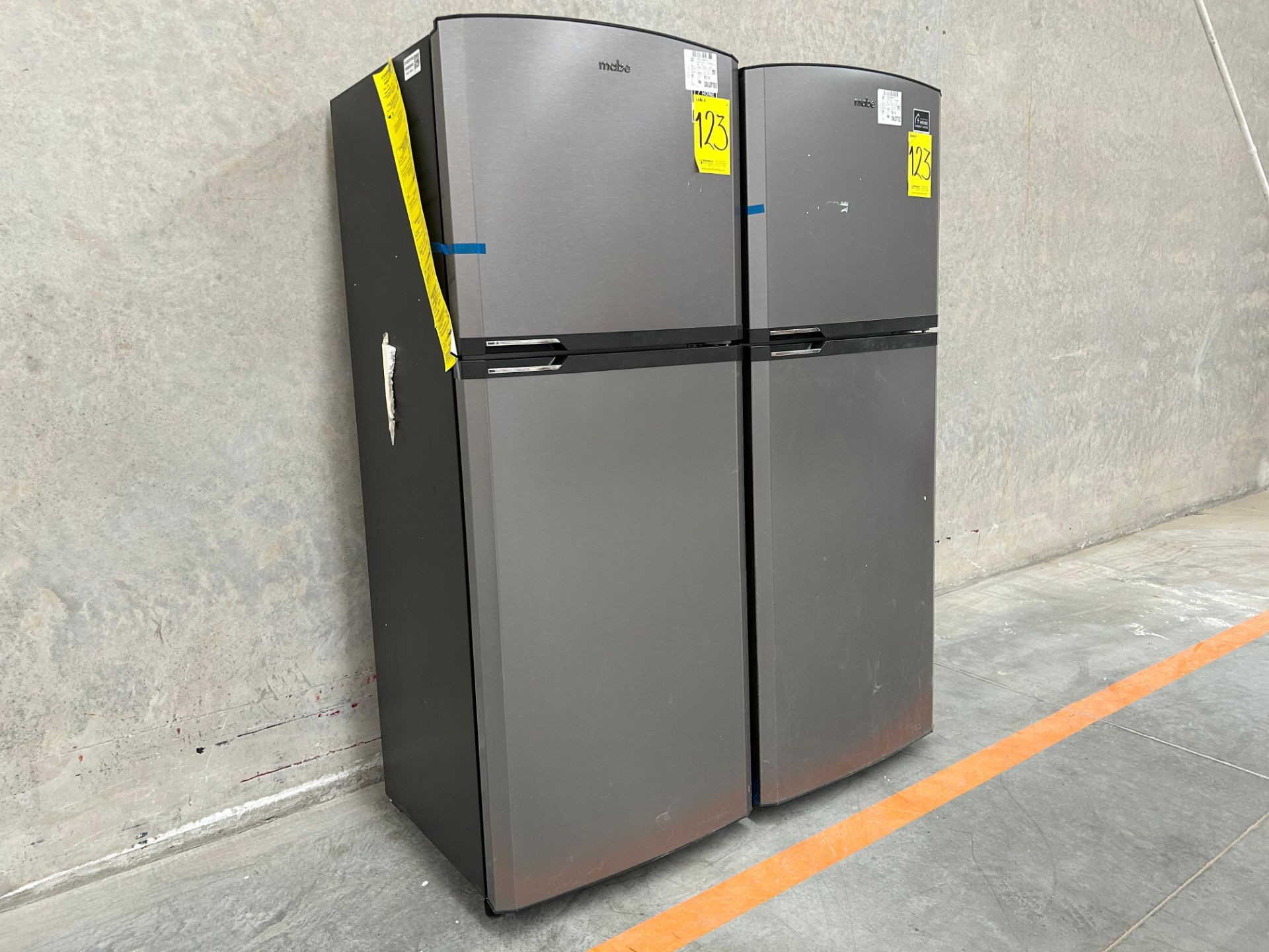 Lote de 2 Refrigeradores contiene: 1 Refrigerador Marca MABE, Modelo RME360PVMRM0, Serie 21969, Col - Image 3 of 15