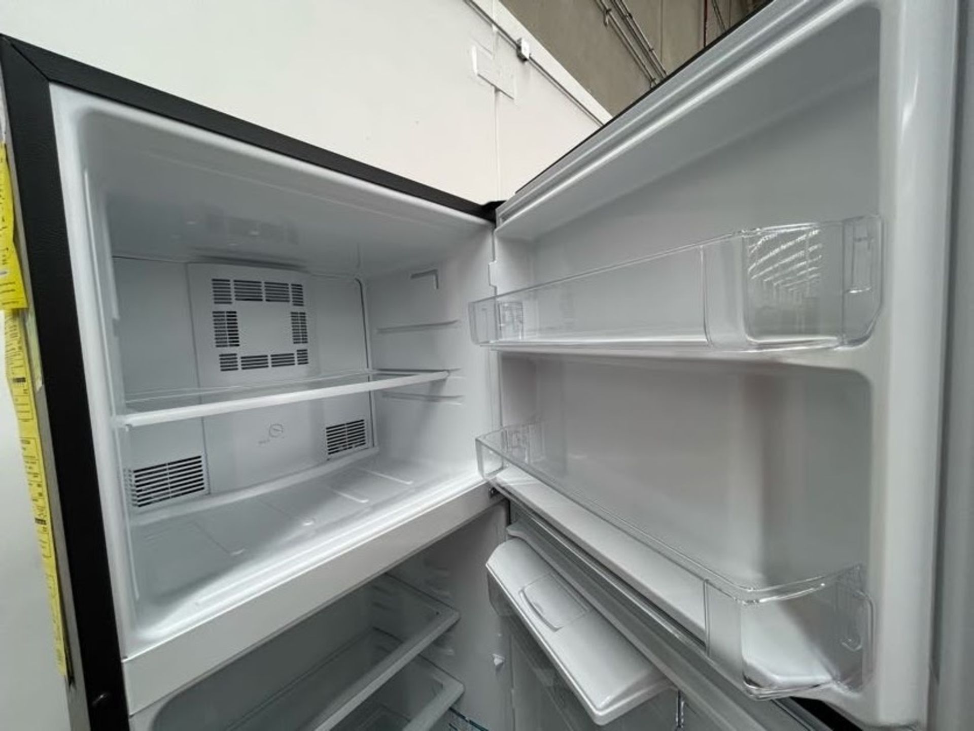Lote de 2 Refrigeradores contiene: 1 Refrigerador con dispensador de agua Marca MABE, Modelo RME360 - Image 6 of 8