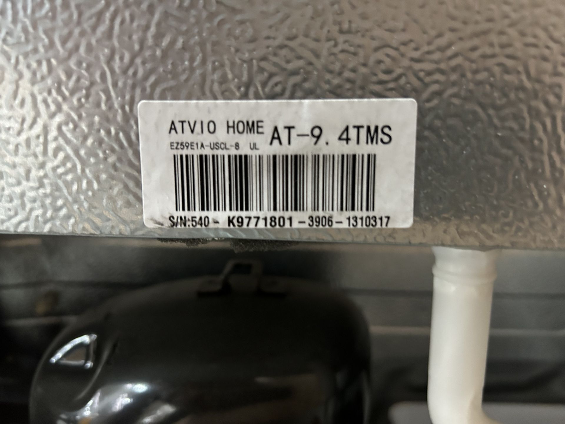 Refrigerador Marca ATVIO, Modelo AT94TMS, Serie 310317, Color GRIS (Equipo de devolución) - Image 6 of 8