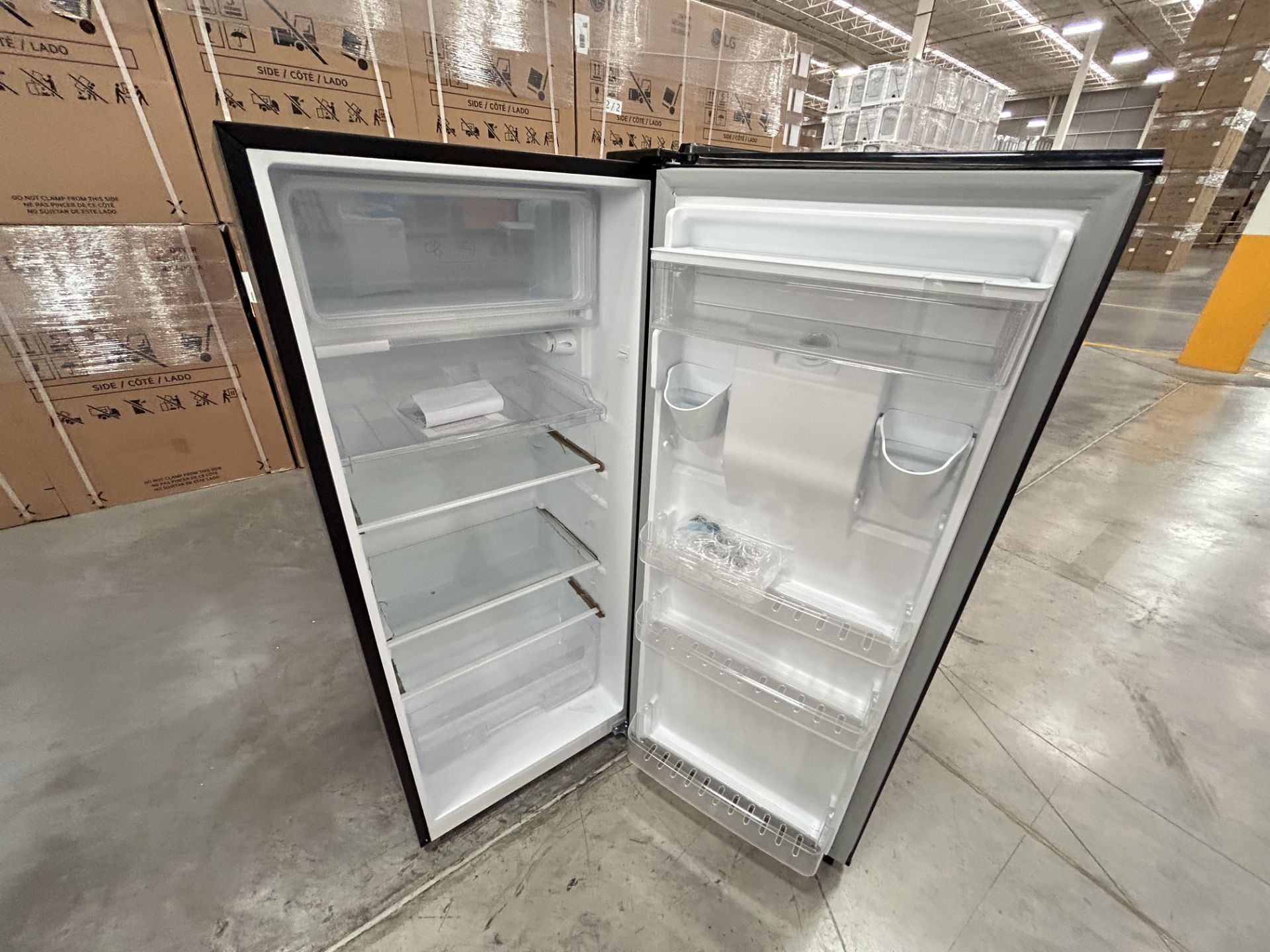 Lote de 2 Refrigeradores, Contiene: 1 Refrigerador con dispensador de agua Marca ATVIO, Modelo AT6. - Image 5 of 12