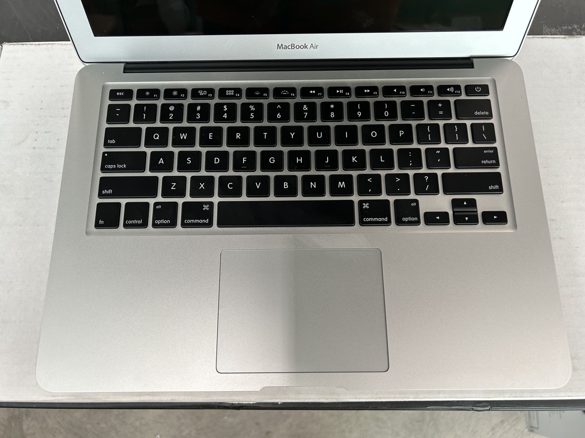 Computadora Apple MacBook Air 2017 Modelo A1466, Serie FVFD34QDJ1WK, Core i5, 8 Gb RAM, 128 SSD, Co - Image 3 of 7