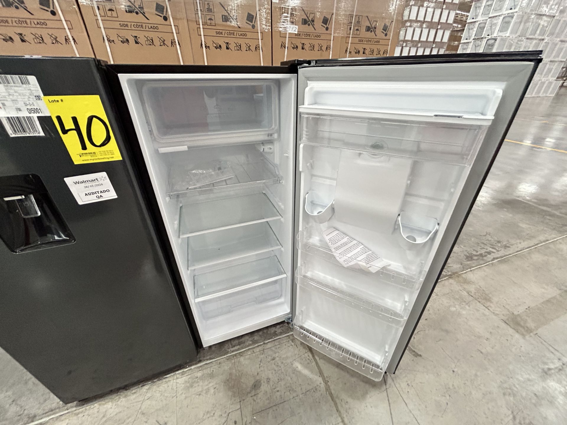 Lote de 2 Refrigeradores, Contiene: 1 Refrigerador con dispensador de agua Marca ATVIO, Modelo AT6. - Image 4 of 12