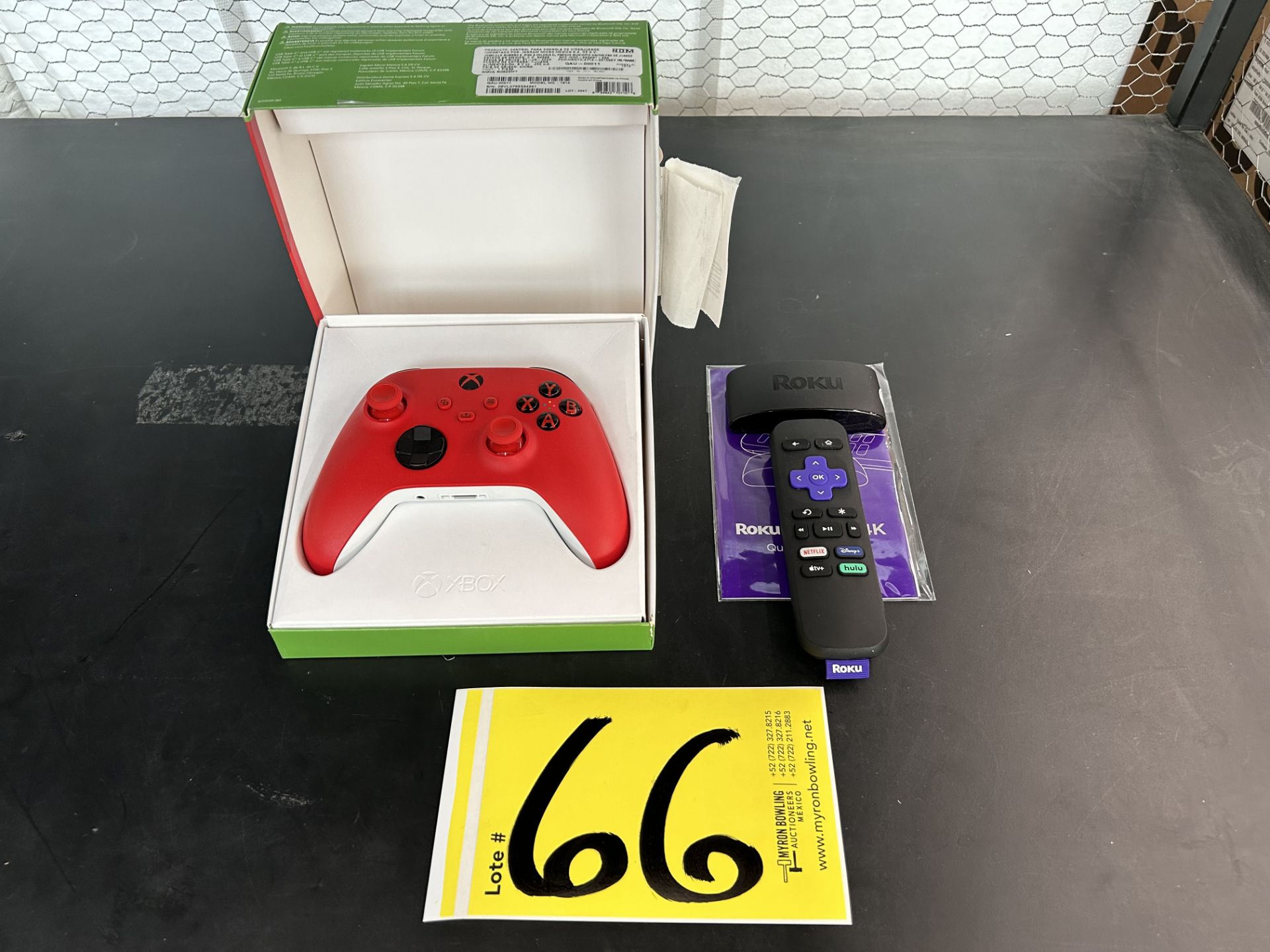 Lote de 2 artículos, Contiene: 1 Mando para XBOX Modelo 1914, Serie 09VL0755334241, Color ROJO; 1 C