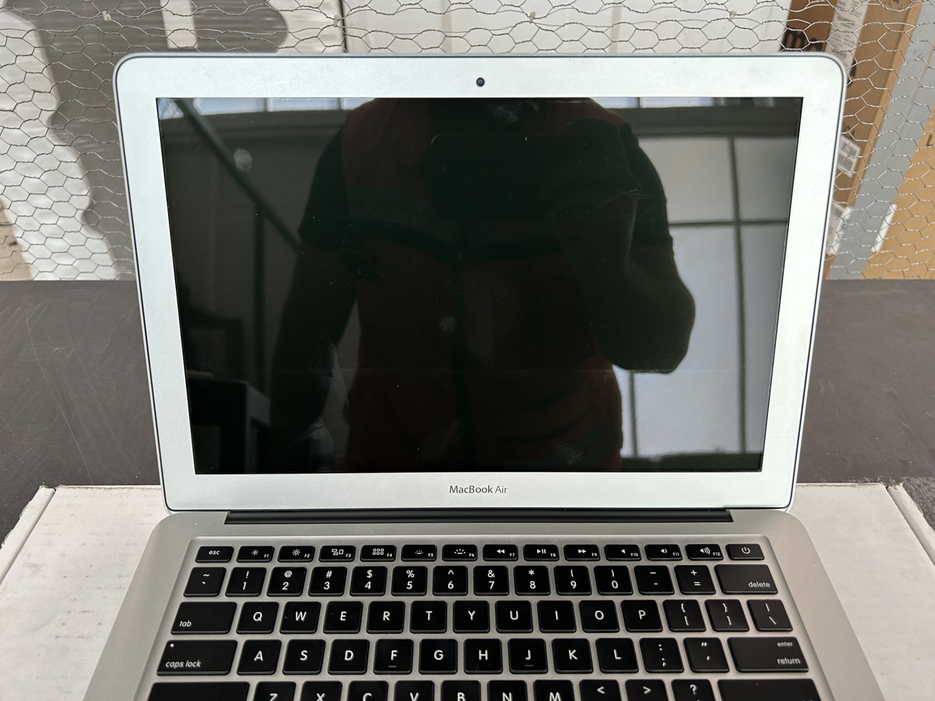 Computadora Apple MacBook Air 2017 Modelo A1466, Serie FVFD34QDJ1WK, Core i5, 8 Gb RAM, 128 SSD, Co - Image 2 of 7
