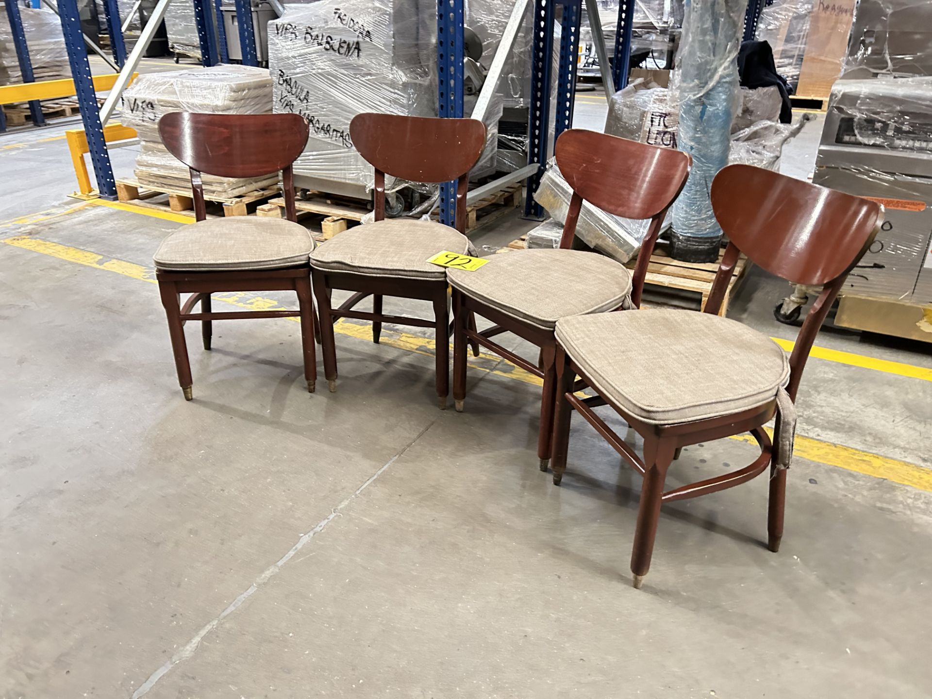 4 sillas en madera con cojín color Café, Medidas 45.5 cm x 42 cm x 82 cm (Equipo Usado) - Image 2 of 5