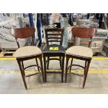 3 sillas altas en madera con cojín color Café, Medidas 45.5 cm x 42 cm x 115 cm (Equipo Usado)