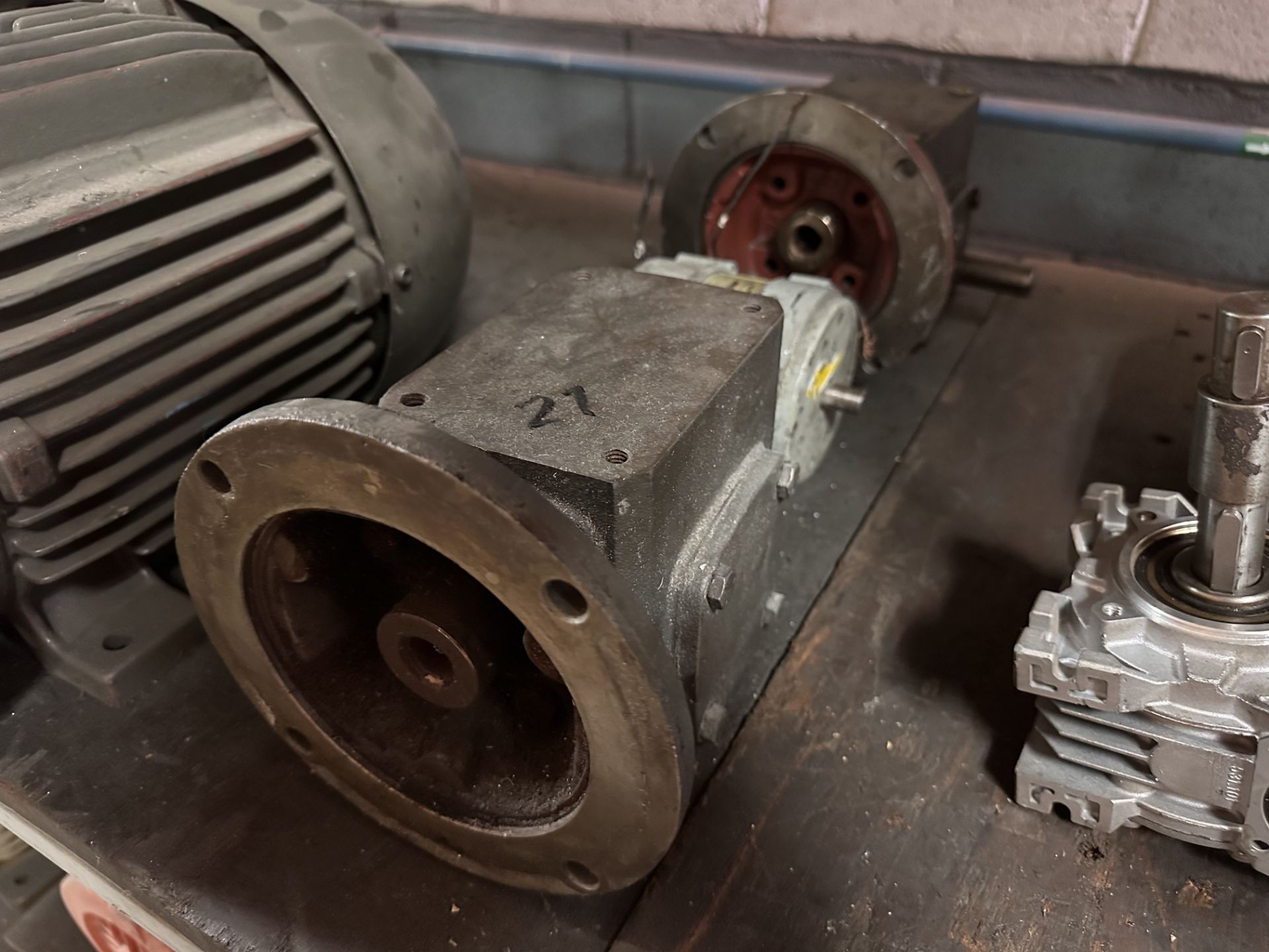 Lot of 9 pieces of motors and gearboxes of different brands and capacities, please inspect. / Lote - Image 6 of 7