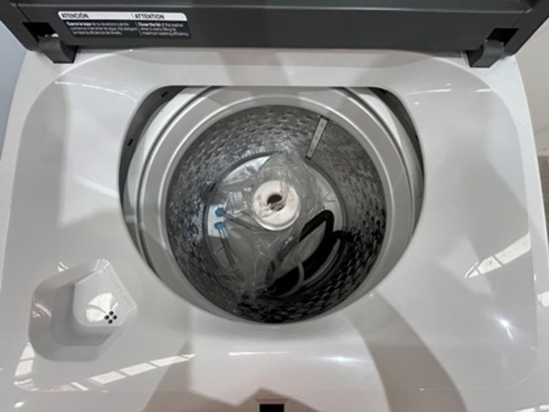 Lote de 2 lavadoras contiene: 1 Lavadora de 18 KG Marca WHIRPOOL, Modelo 8MWTW1812WPM0, Serie 64597 - Image 4 of 6