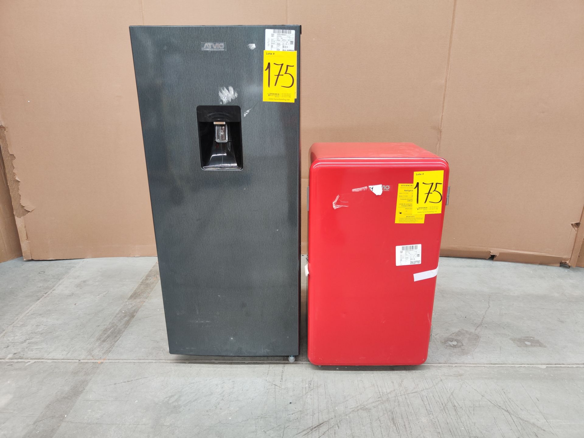 Lote de refrigerador y minibar contiene: 1 Refrigerador Marca ATVIO, Modelo AT-6.6URS, Serie 1310040
