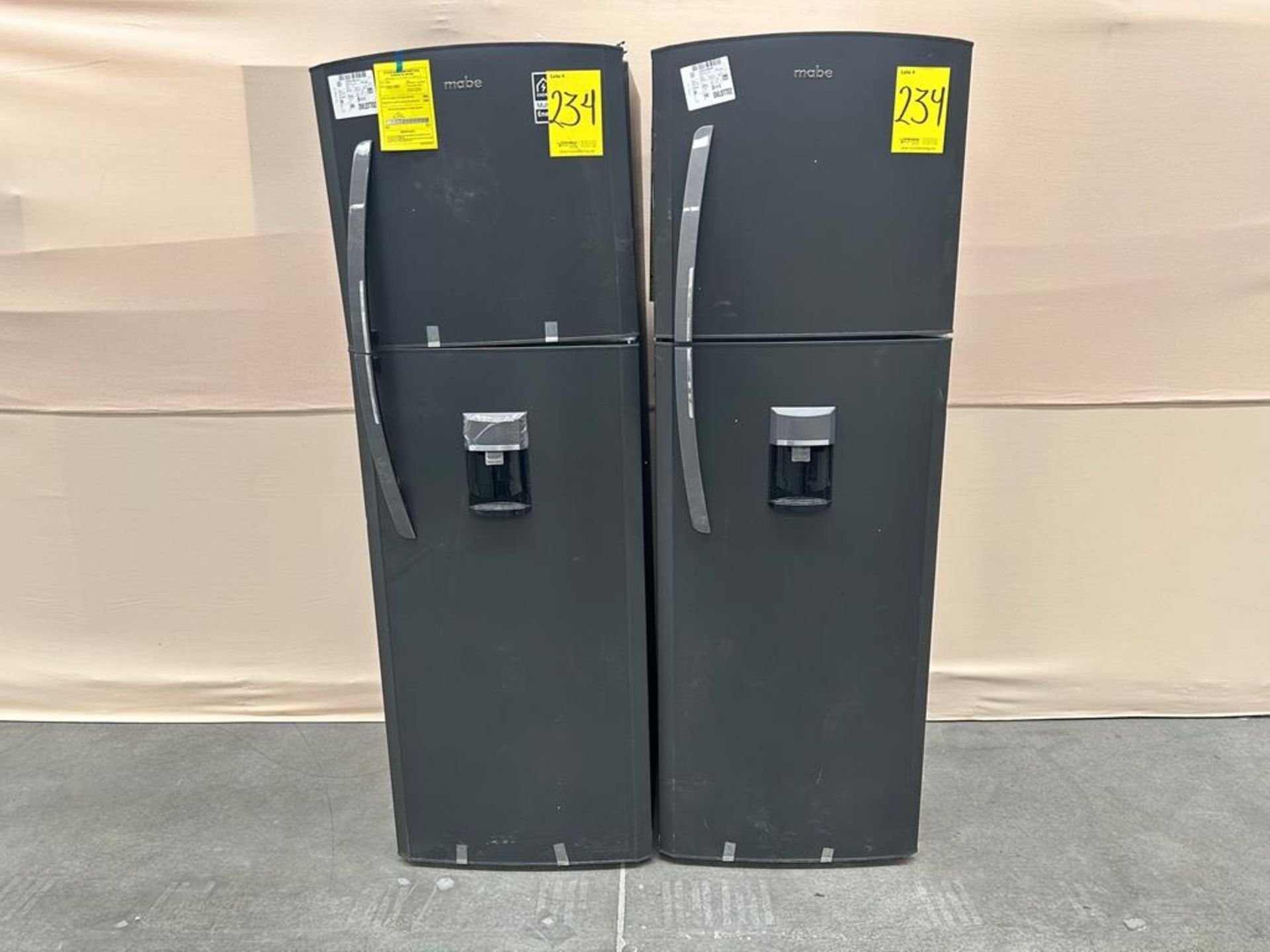 Lote de 2 refrigeradores contiene: Refrigerador con dispensador de agua Marca MABE, Modelo RMA300FJ