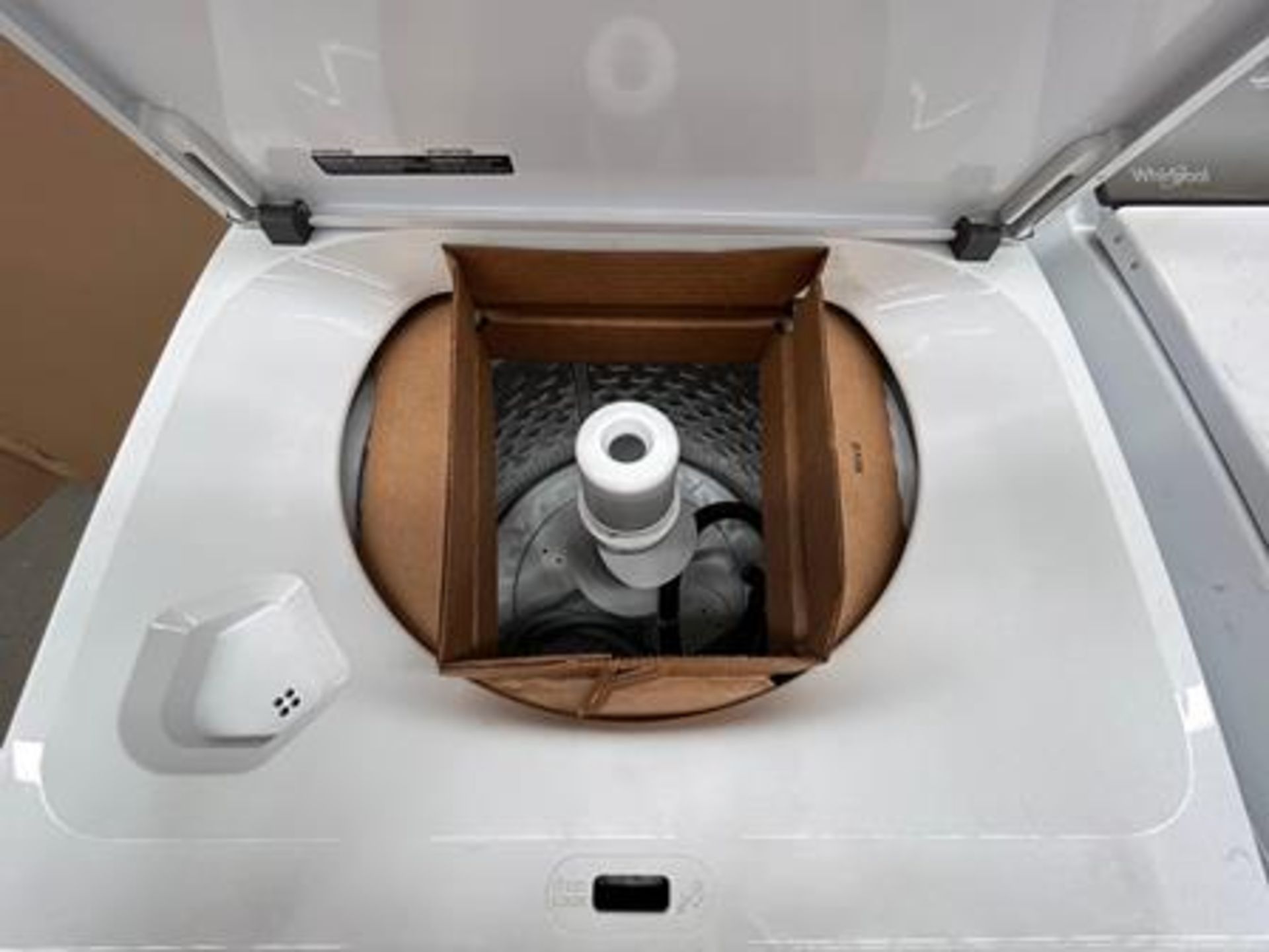 Lote de 2 lavadoras contiene: 1 Lavadora de 20 KG Marca WHIRPOOL, Modelo 8MWTW2024MJM0, Serie 13978 - Image 4 of 6