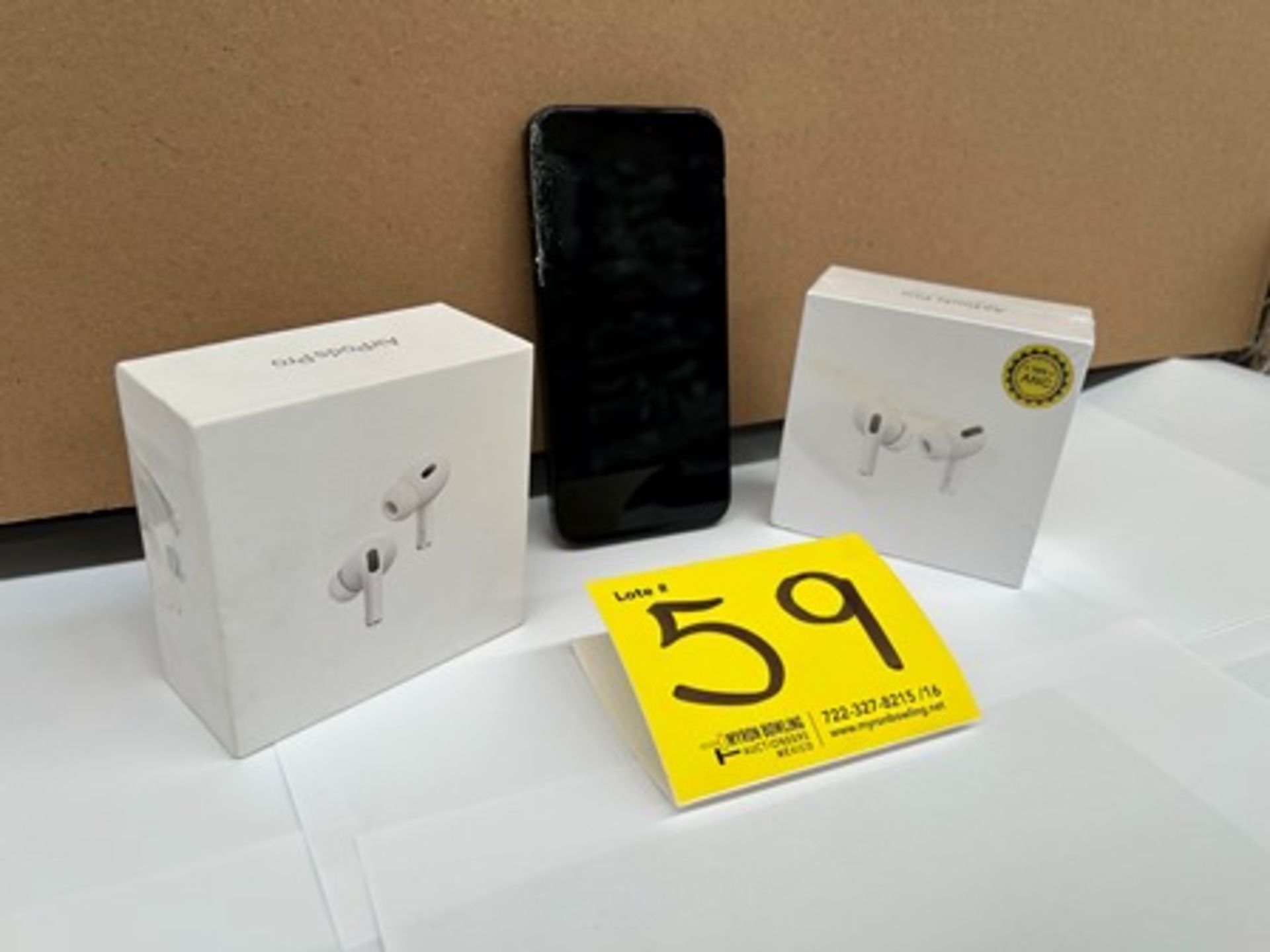 Lote de 3 piezas contiene: 1 celular iPhone 15, de 256 GB, Serie J7607JA; IMEI 3545501639; 2 pares - Image 3 of 7