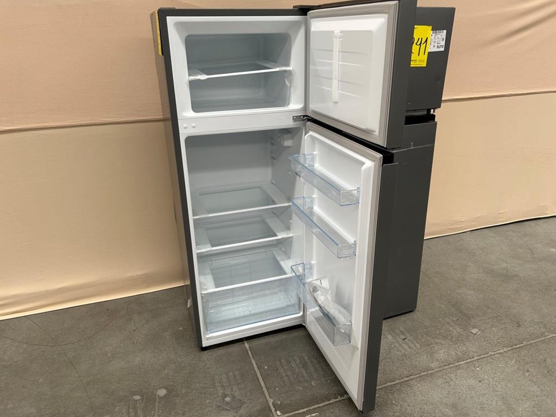 Lote de 2 refrigeradores contiene: Refrigerador Marca HISENSE, Modelo RT80D6AGX, Serie 20422, Color - Image 4 of 7