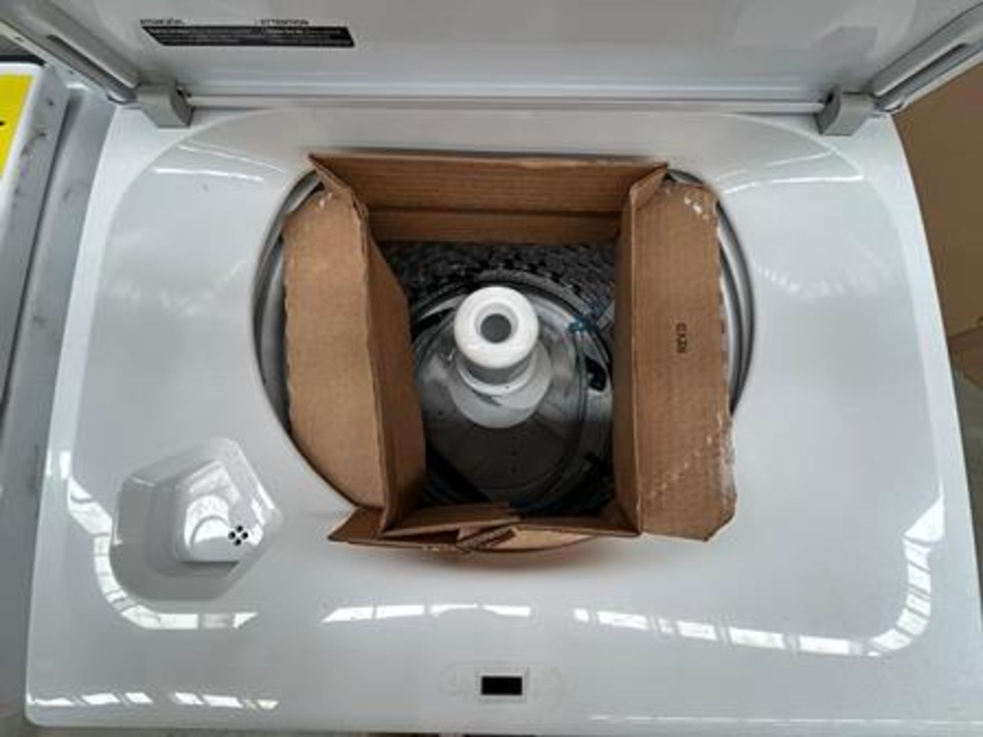 Lote de 2 lavadoras contiene: 1 Lavadora de 22 KG Marca WHIRPOOL, Modelo 8MWTW2224MPM0, Serie 77404 - Image 4 of 6