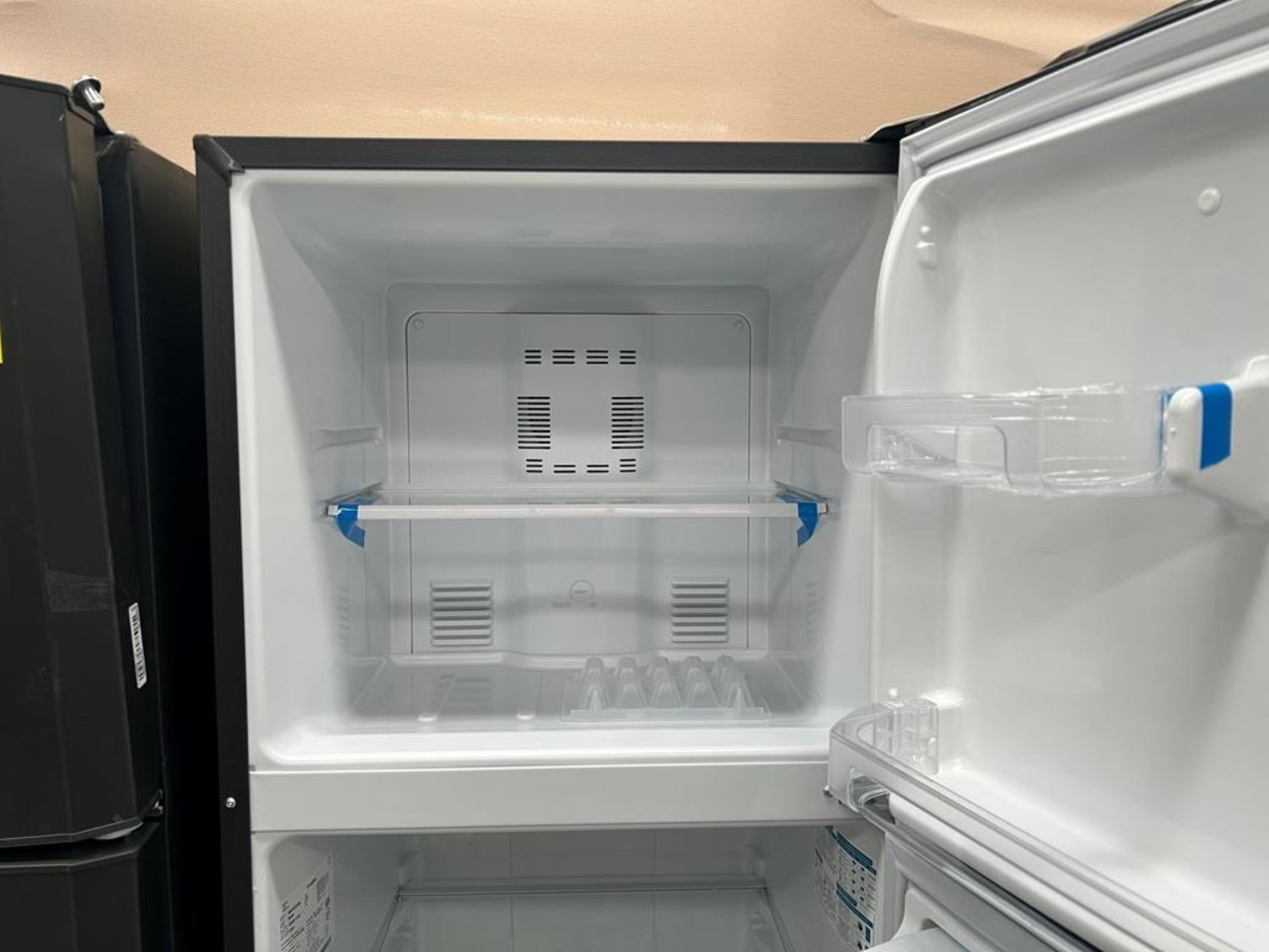 Lote de 2 refrigeradores contiene: Refrigerador con dispensador de agua Marca MABE, Modelo RMA300FJ - Image 5 of 9