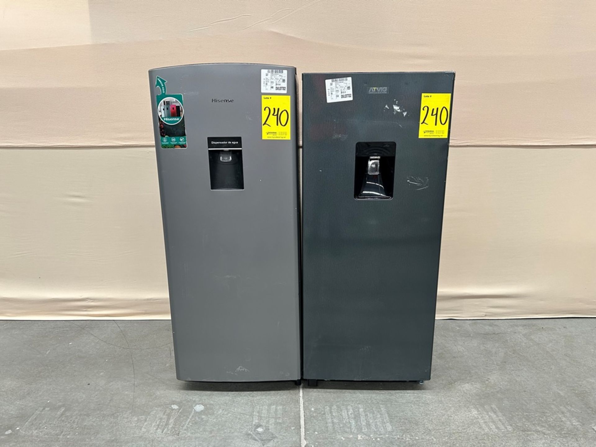 Lote de 2 refrigeradores contiene: Refrigerador con dispensador de agua Marca HISENSE, Modelo RR6D6