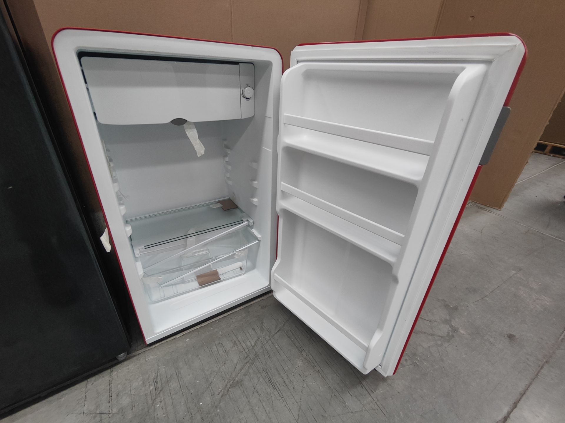 Lote de refrigerador y minibar contiene: 1 Refrigerador Marca ATVIO, Modelo AT-6.6URS, Serie 1310040 - Image 5 of 6