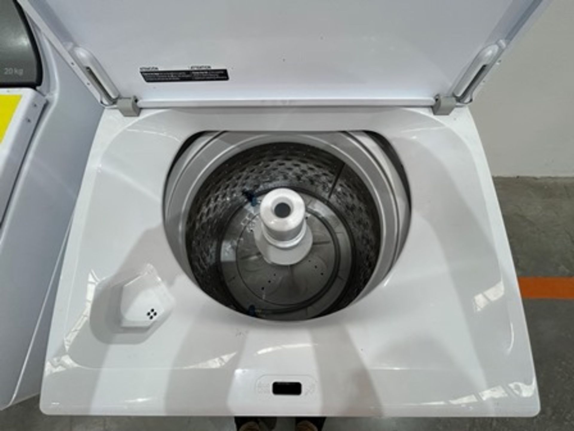 Lote de 2 lavadoras contiene: 1 Lavadora de 20 KG Marca WHIRPOOL, Modelo 8MWTW2024WPM0, Serie 38913 - Image 4 of 6