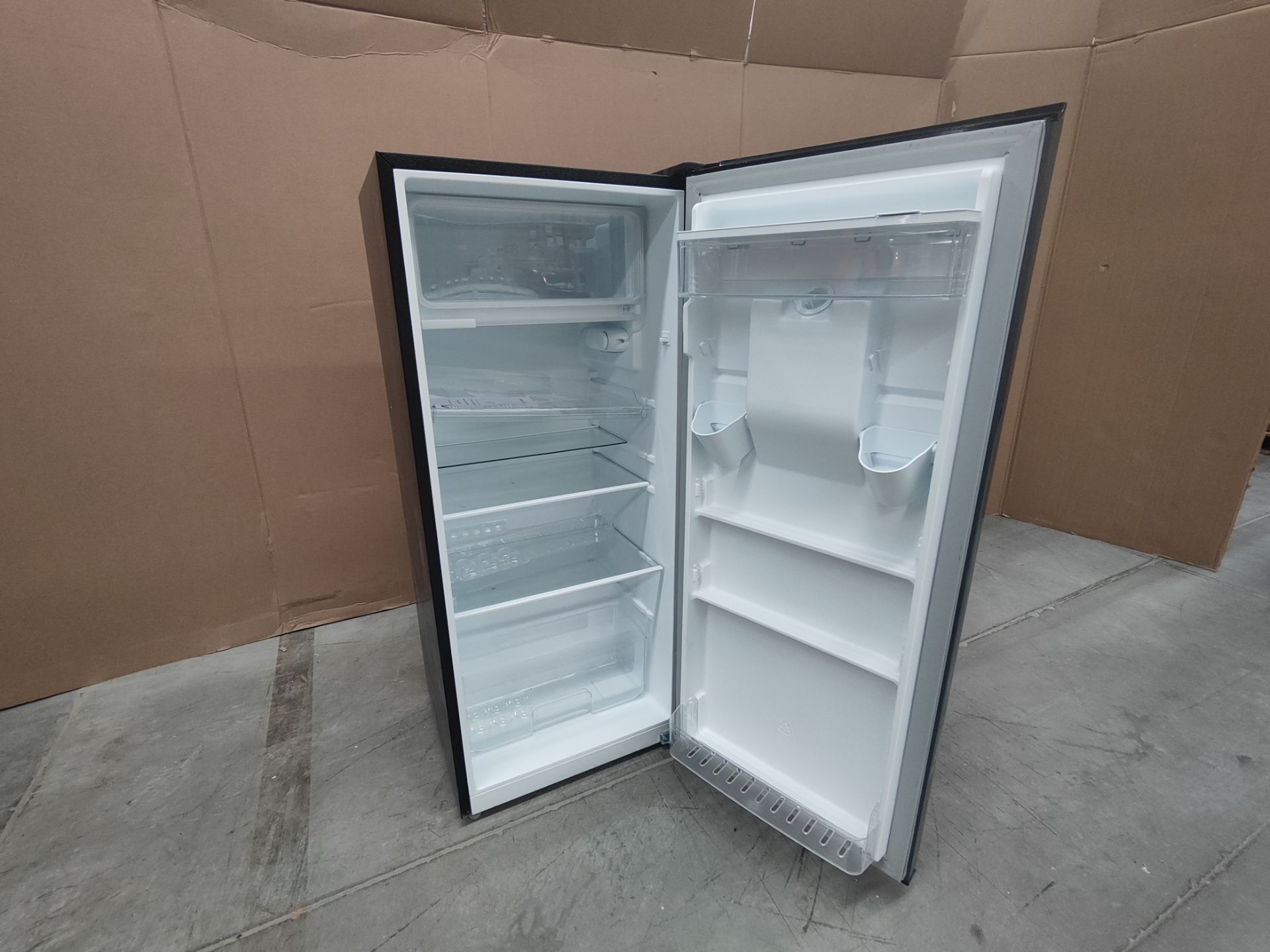Lote de refrigerador y minibar contiene: 1 Refrigerador Marca ATVIO, Modelo AT-6.6URS, Serie 1310040 - Image 4 of 6