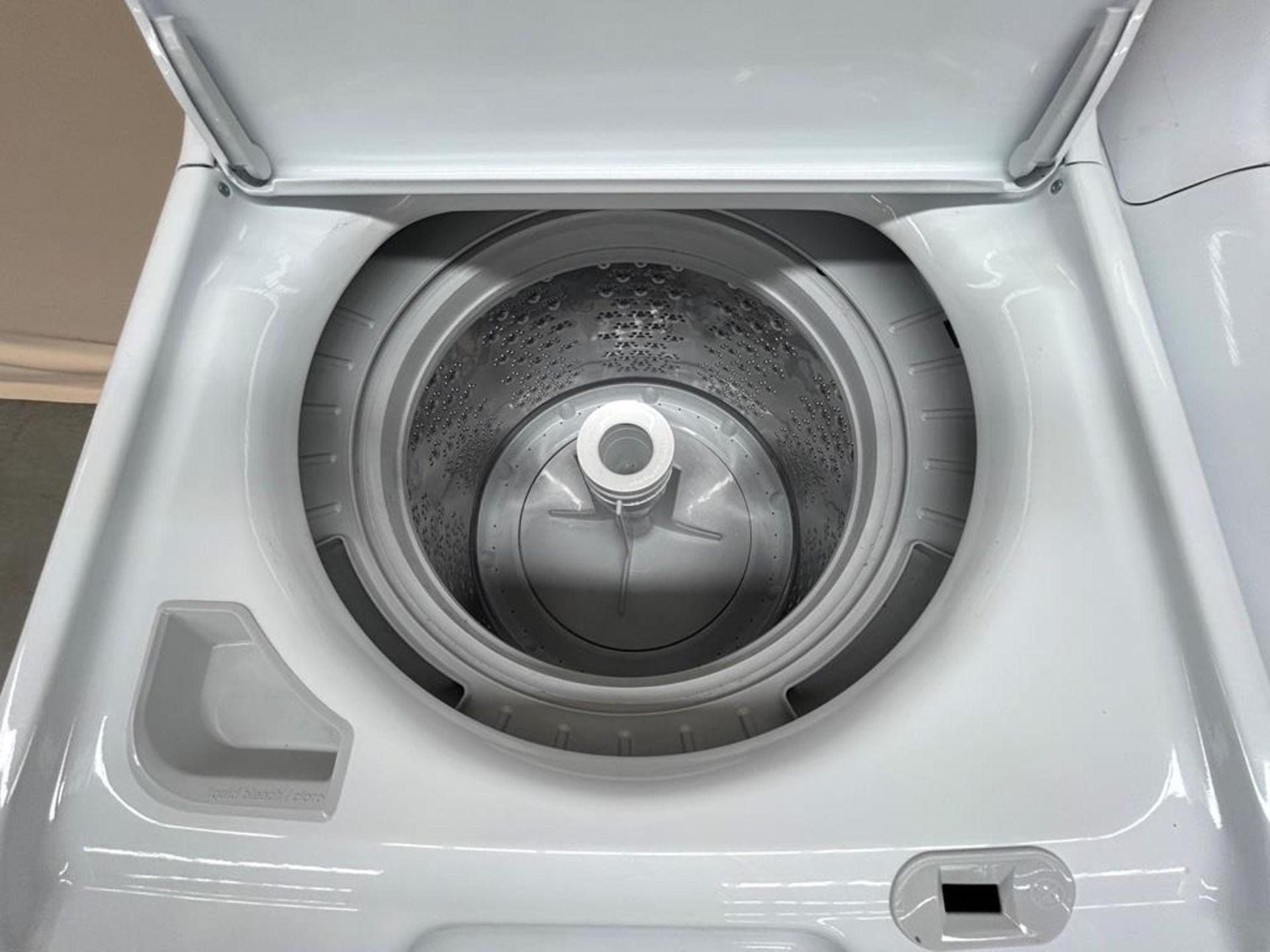 Lote de 2 lavadoras contiene: 1 Lavadora de 18 KG Marca MABE, Modelo LMA78113CBAB01, Serie S91112, - Image 5 of 6