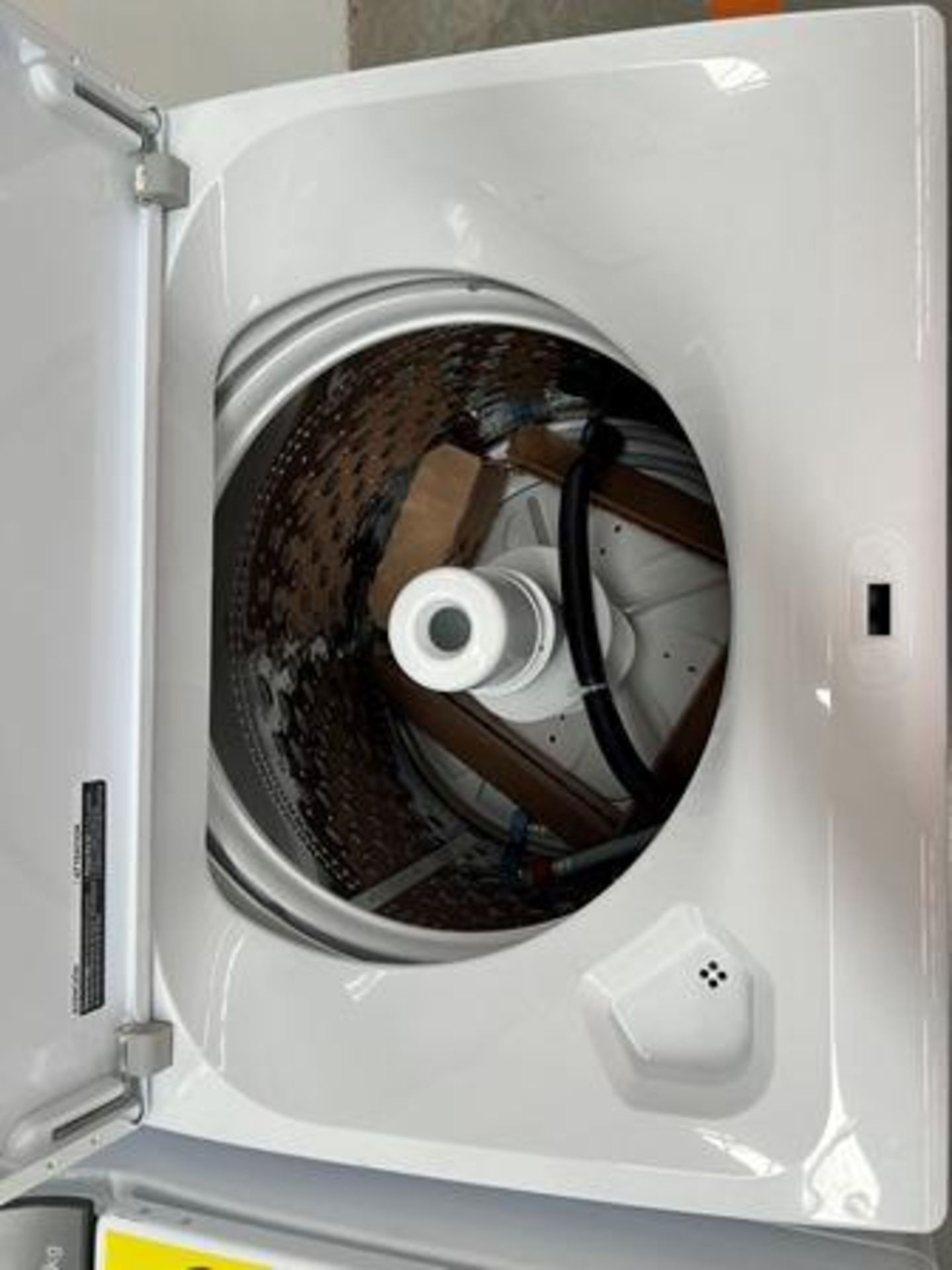 Lote de 2 lavadoras contiene: 1 Lavadora de 22 KG Marca WHIRPOOL, Modelo 8MWTW2224MPM0, Serie 43519 - Image 5 of 7