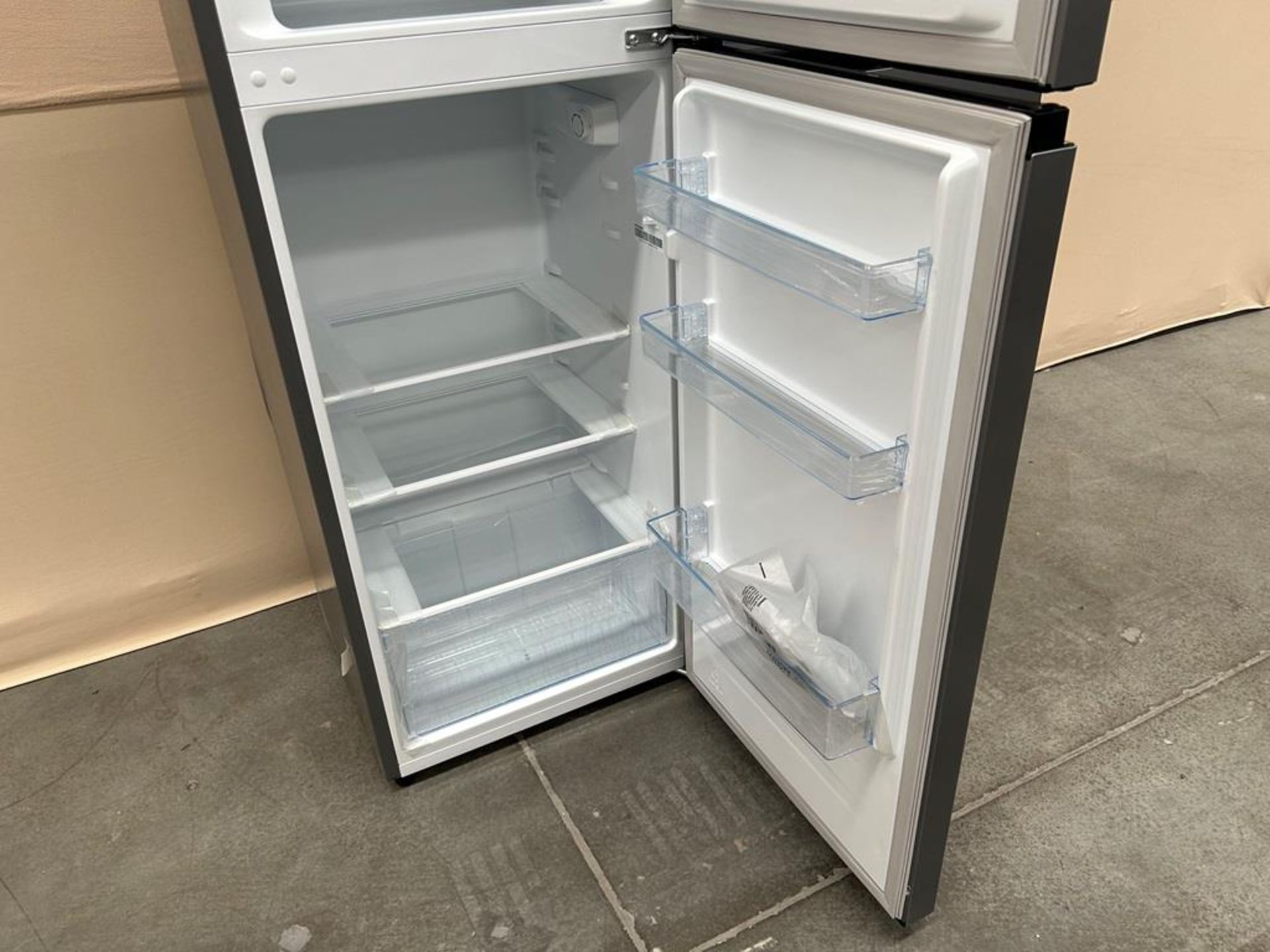Lote de 2 refrigeradores contiene: Refrigerador Marca HISENSE, Modelo RT80D6AGX, Serie 20422, Color - Image 6 of 7