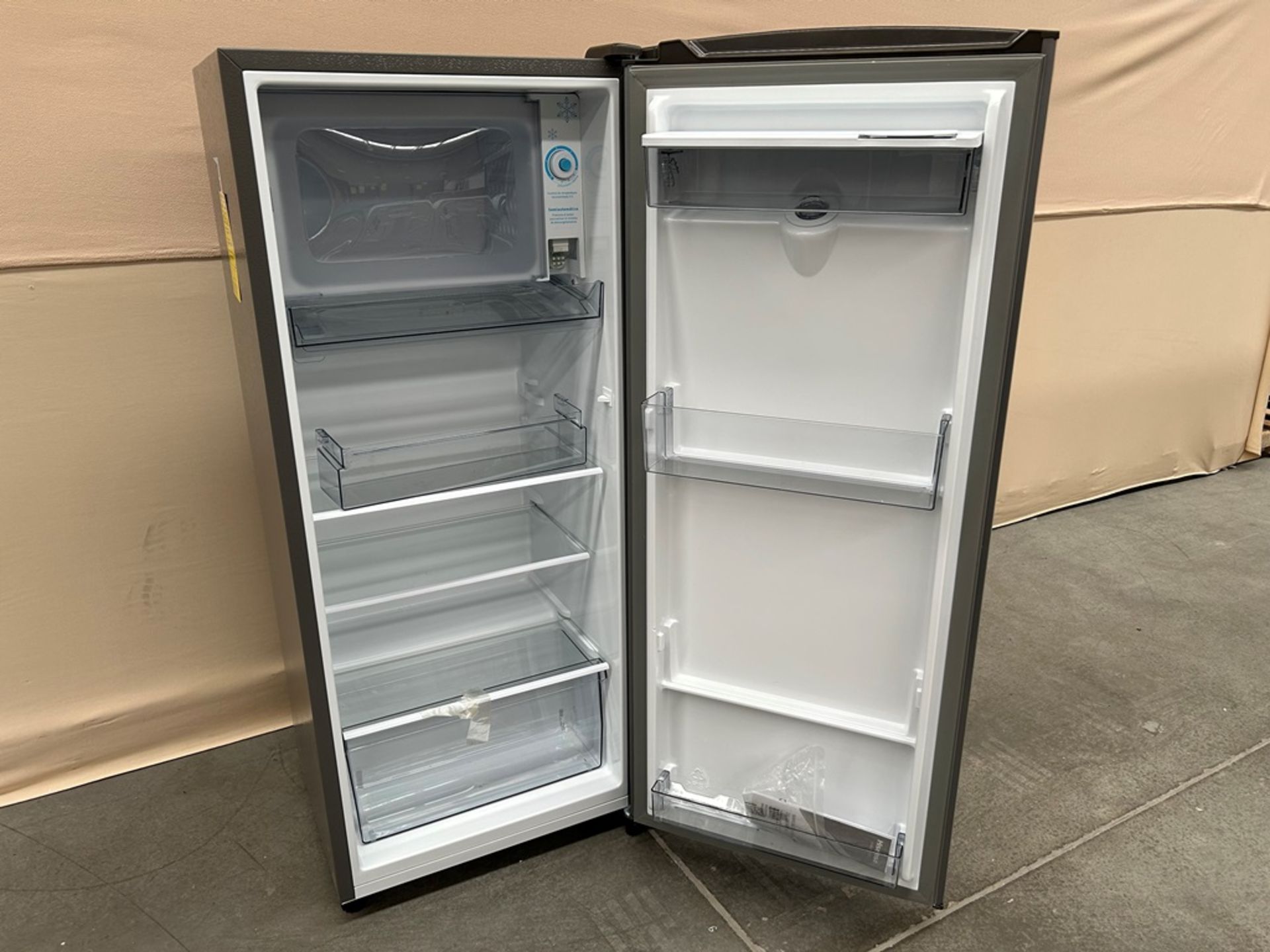 Lote de 2 refrigeradores contiene: Refrigerador con dispensador de agua Marca HISENSE, Modelo RR6D6 - Image 4 of 6
