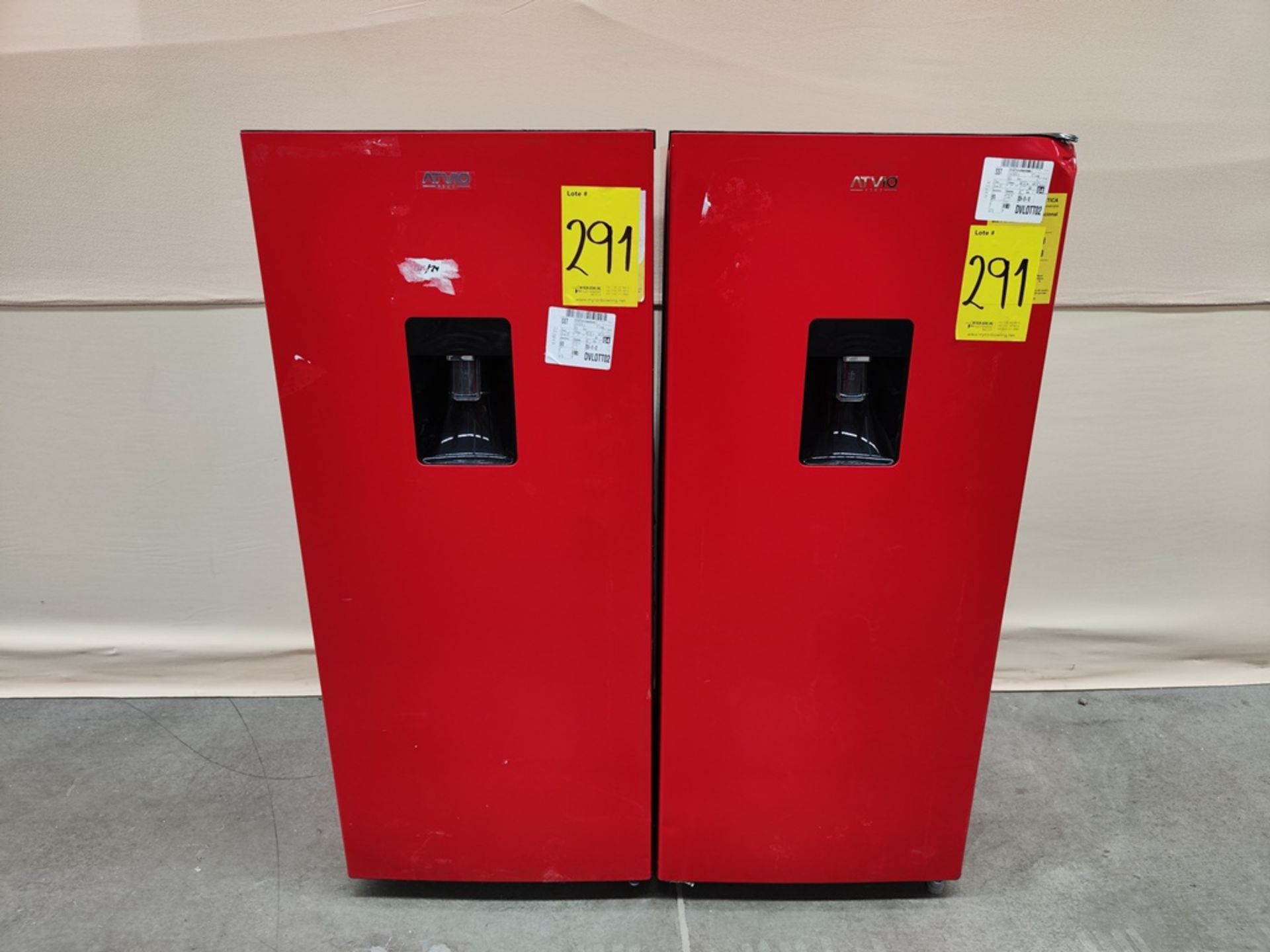Lote de 2 refrigeradores contiene: Refrigerador con dispensador de agua Marca ATVIO, Modelo AT66URR