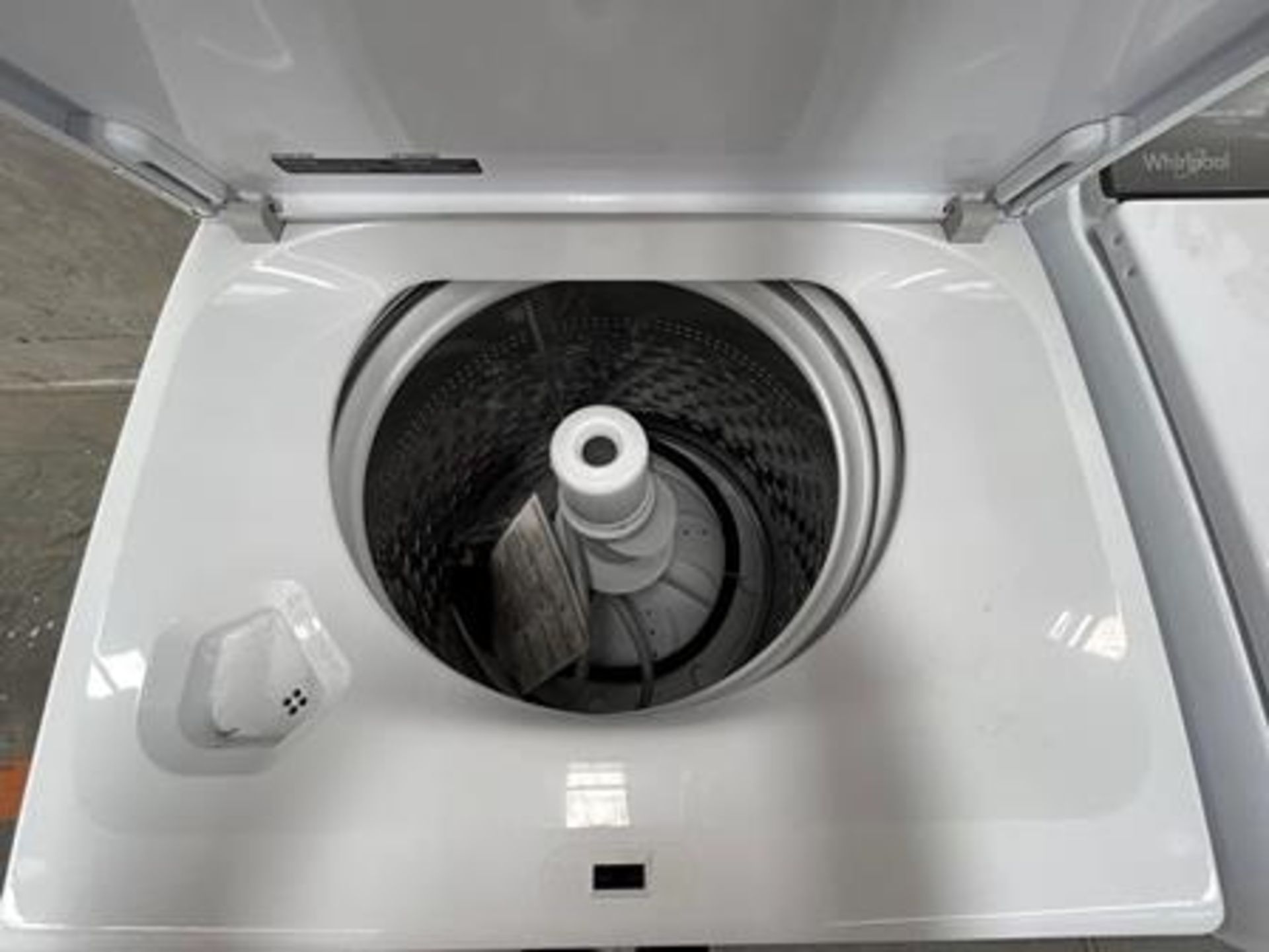 Lote de 2 lavadoras contiene: 1 Lavadora de 22 KG Marca WHIRPOOL, Modelo 8MWTW2224MPM0, Serie 41622 - Image 5 of 6