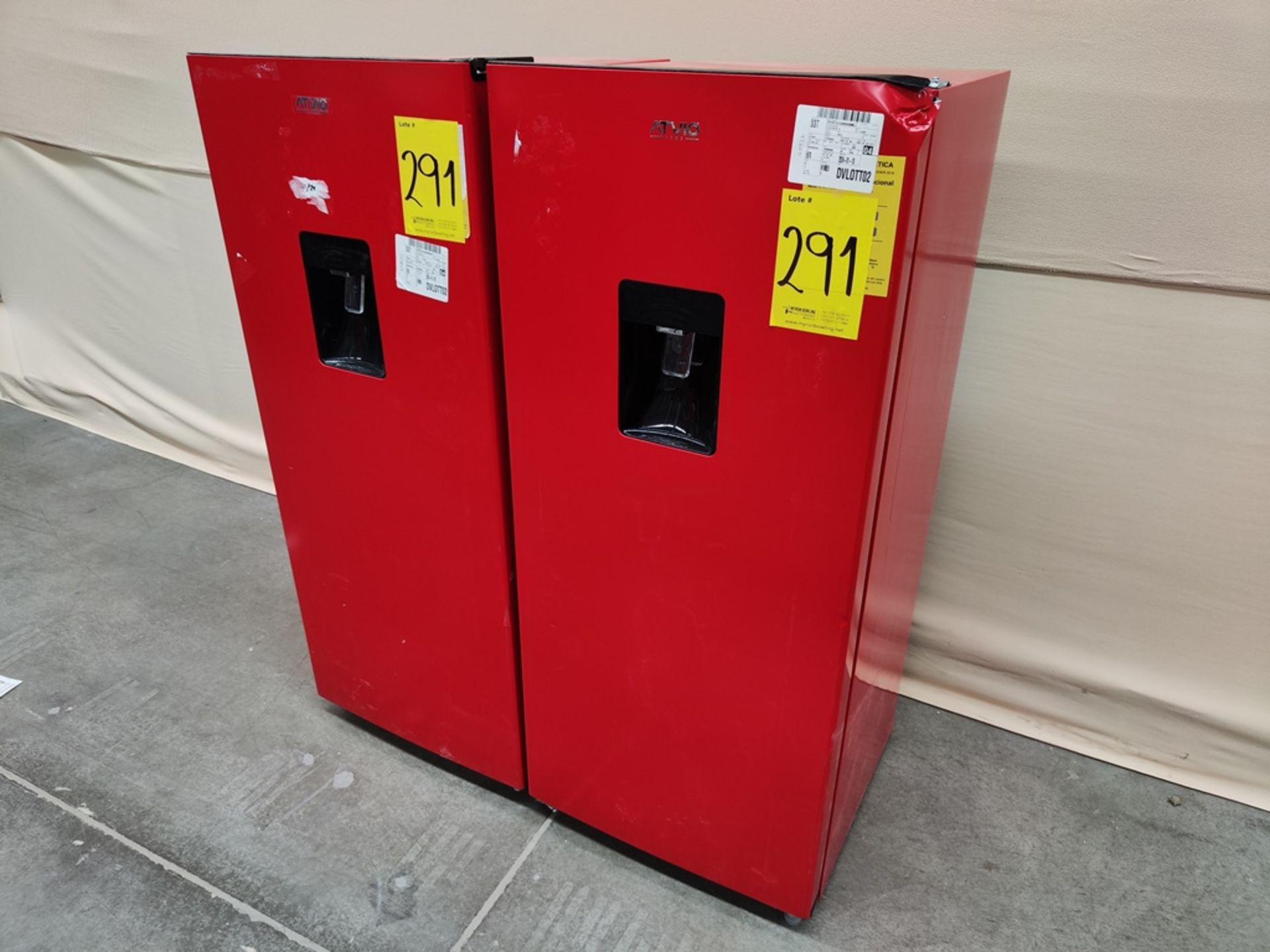 Lote de 2 refrigeradores contiene: Refrigerador con dispensador de agua Marca ATVIO, Modelo AT66URR - Image 4 of 7
