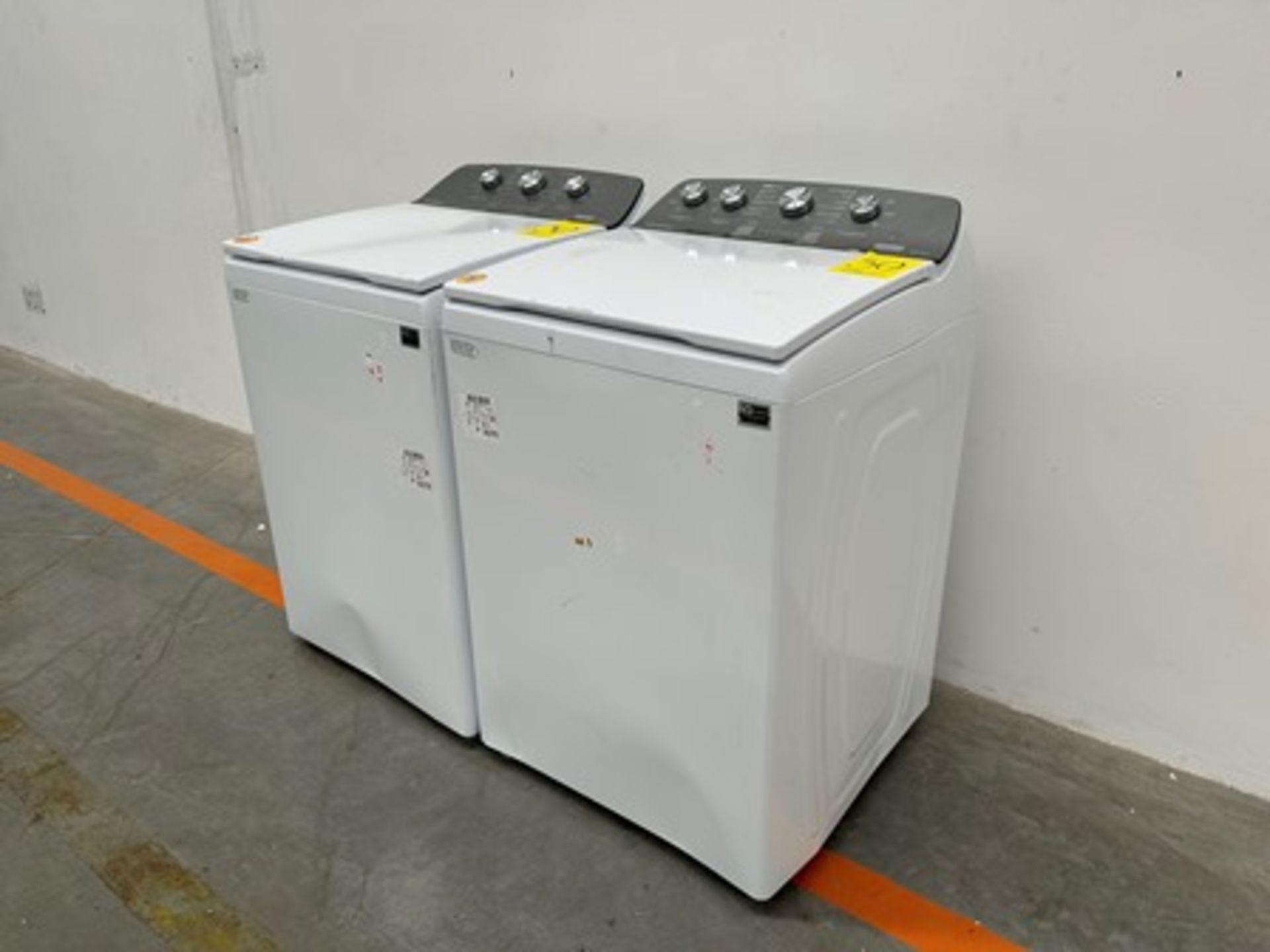 Lote de 2 lavadoras contiene: 1 Lavadora de 22 KG Marca WHIRPOOL, Modelo 8MWTW2224MPM0, Serie 43519 - Image 2 of 7