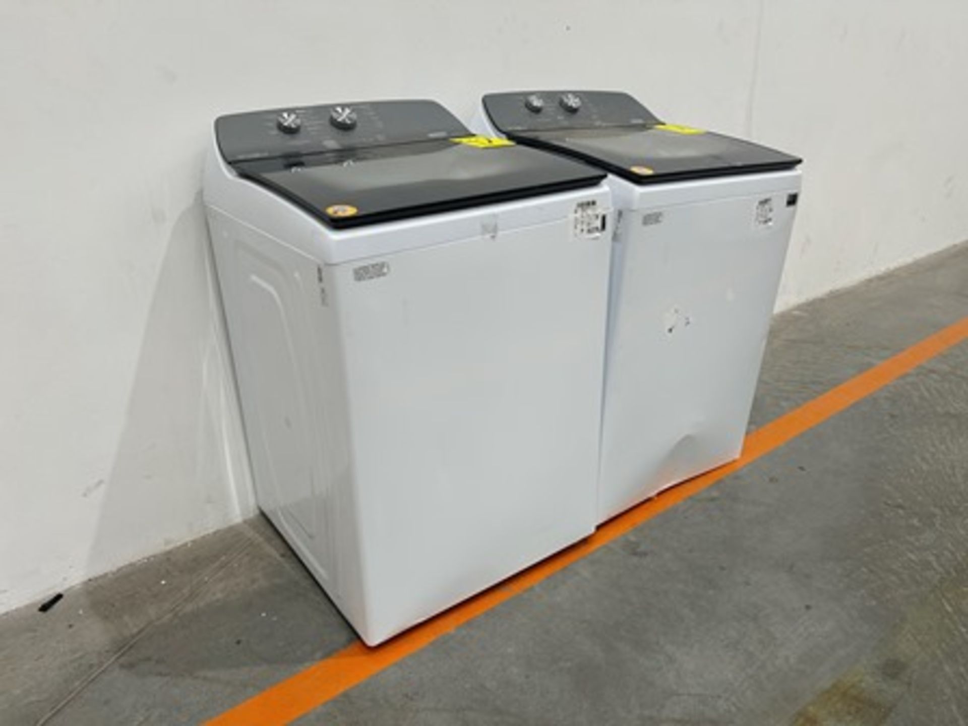 Lote de 2 lavadoras contiene: 1 Lavadora de 18 KG Marca WHIRPOOL, Modelo 8MWTW1812WPM0, Serie 64597 - Image 3 of 6