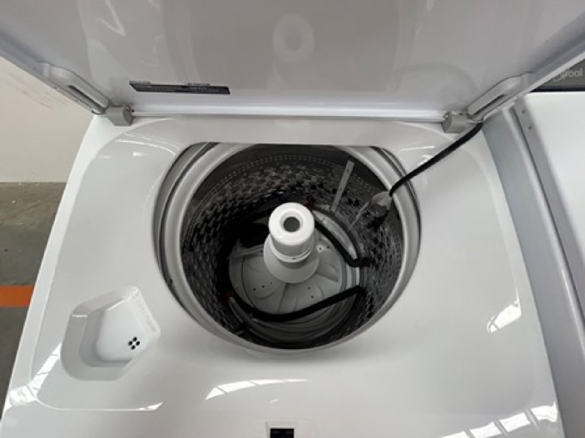 Lote de 2 lavadoras contiene: 1 Lavadora de 22 KG Marca WHIRPOOL, Modelo 8MWTW2224MPM0, Serie 42812 - Image 4 of 8