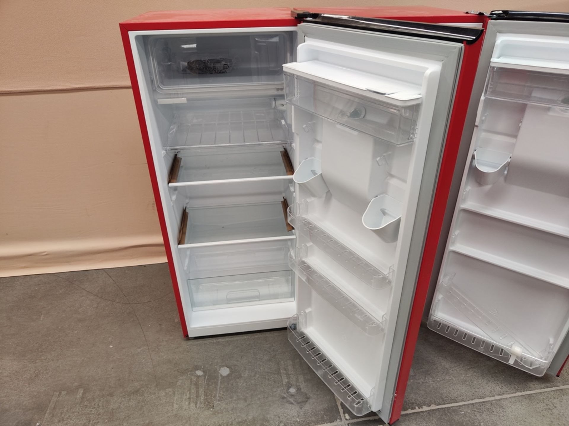 Lote de 2 refrigeradores contiene: Refrigerador con dispensador de agua Marca ATVIO, Modelo AT66URR - Image 5 of 7