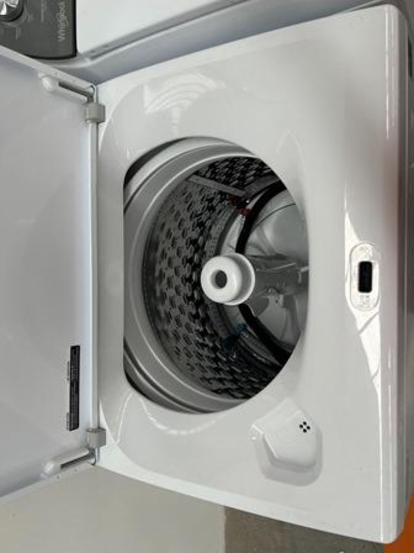 Lote de 2 lavadoras contiene: 1 Lavadora de 22 KG Marca WHIRPOOL, Modelo 8MWTW2224MPM0, Serie 43519 - Image 4 of 7