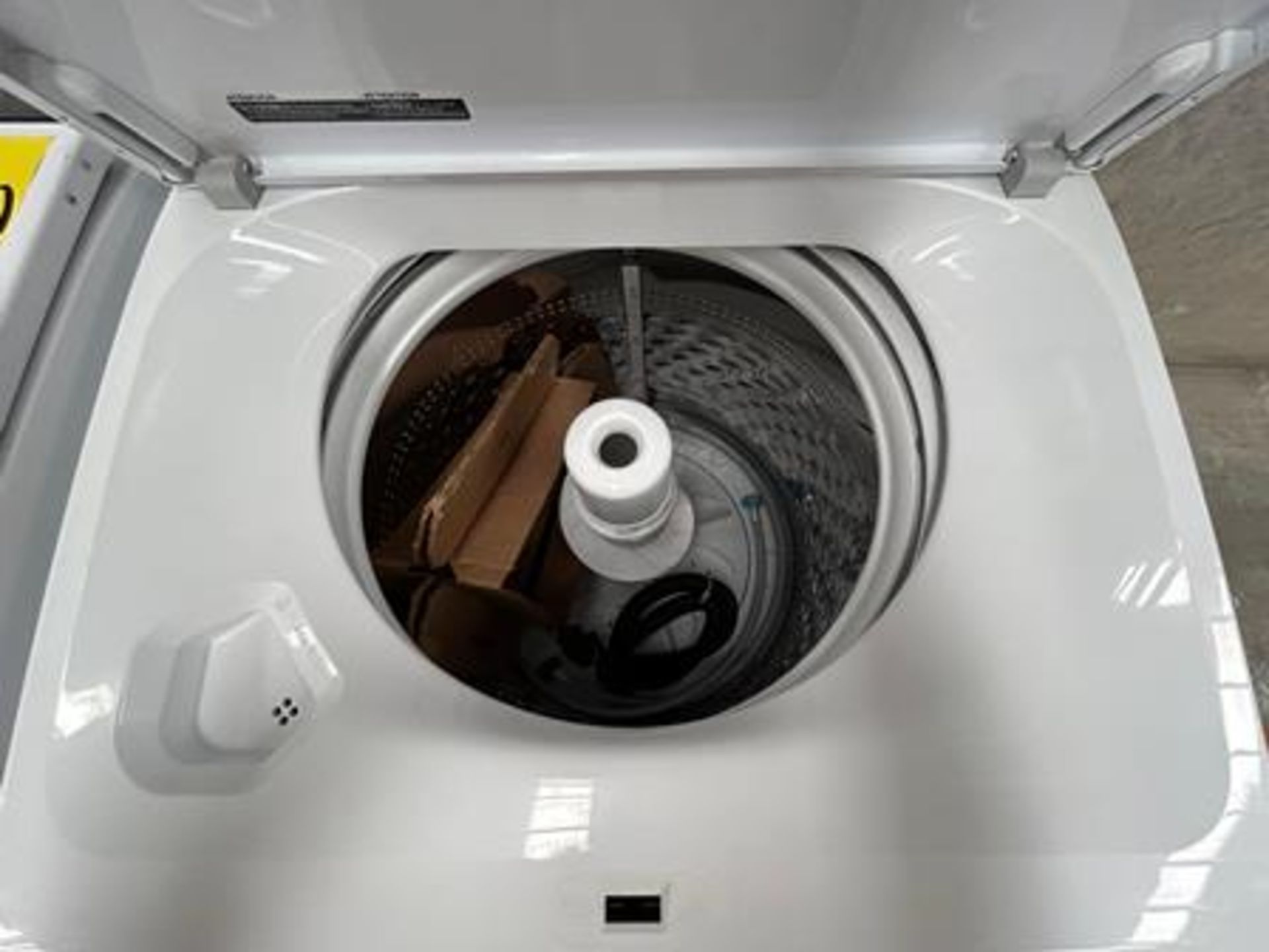 Lote de 2 lavadoras contiene: 1 Lavadora de 22 KG Marca WHIRPOOL, Modelo 8MWTW2224MPM0, Serie 41622 - Image 4 of 6