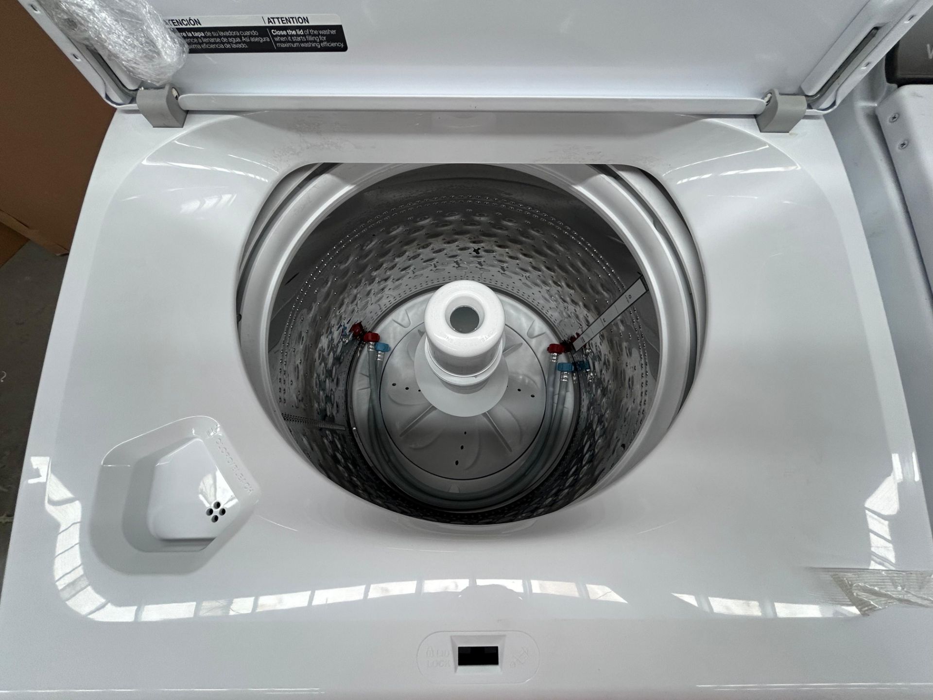 Lote de 2 lavadoras contiene: 1 Lavadora de 22 KG Marca WHIRPOOL, Modelo 8MWTW2224MPM0, Serie 67048 - Image 5 of 6