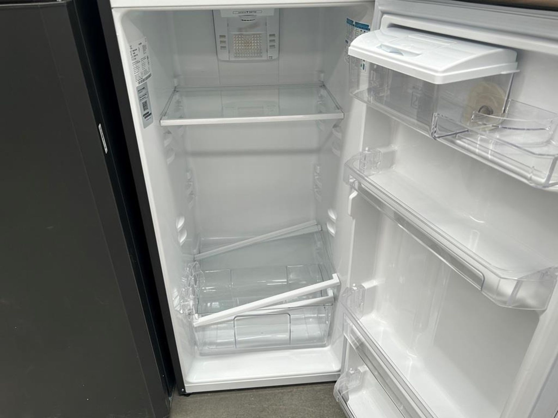 Lote de 2 refrigeradores contiene: Refrigerador con dispensador de agua Marca MABE, Modelo RMA300FJ - Image 6 of 9