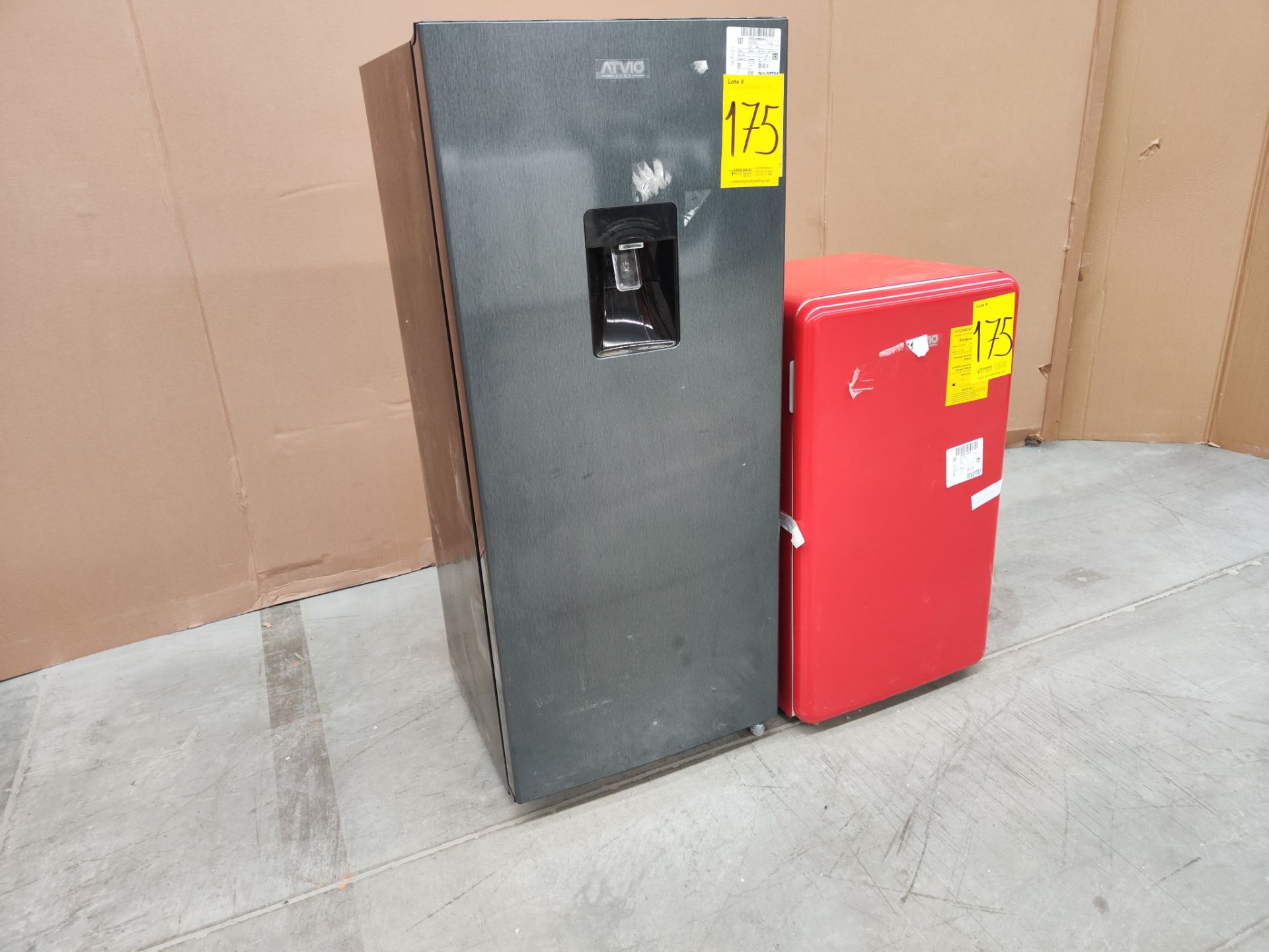 Lote de refrigerador y minibar contiene: 1 Refrigerador Marca ATVIO, Modelo AT-6.6URS, Serie 1310040 - Image 3 of 6