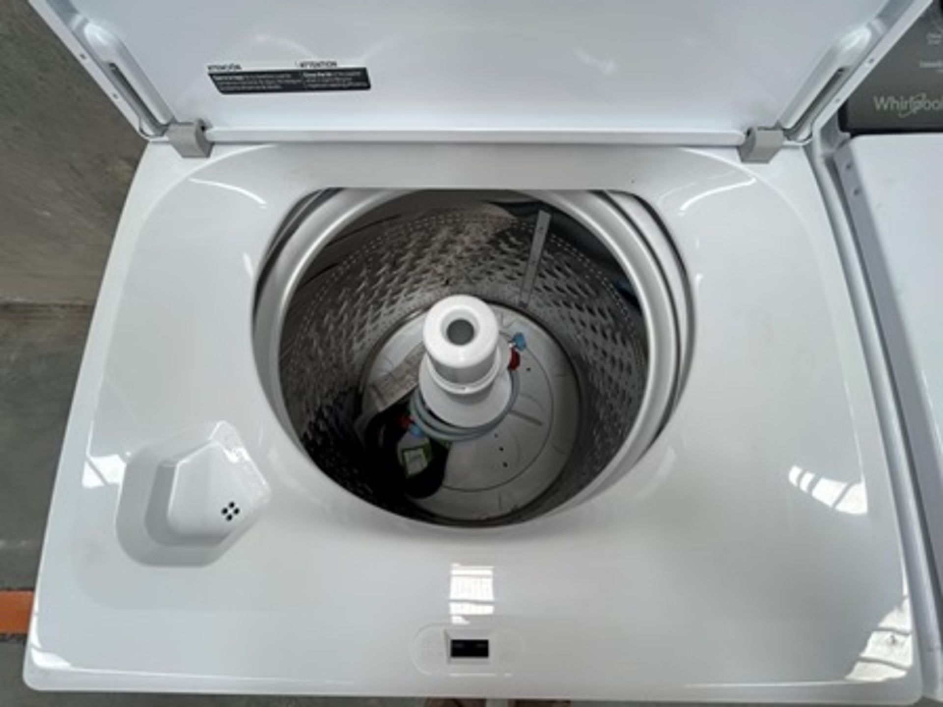 Lote de 2 lavadoras contiene: 1 Lavadora de 22 KG Marca WHIRPOOL, Modelo 8MWTW2224MPM0, Serie 71225 - Image 4 of 8