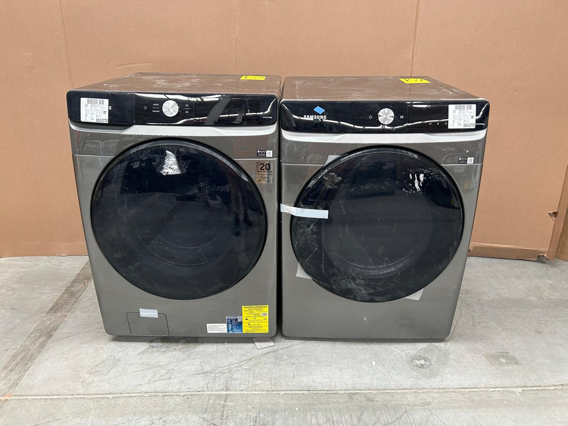 Lote de 2 artículos contiene: 1 Lavadora de 22 KG, Marca SAMSUNG, Modelo WF22C6400AP, Serie 0215J,