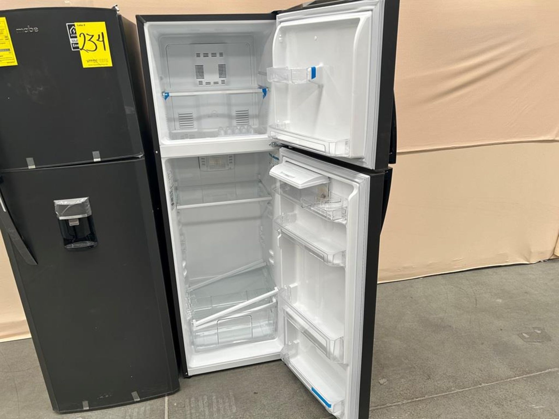 Lote de 2 refrigeradores contiene: Refrigerador con dispensador de agua Marca MABE, Modelo RMA300FJ - Image 4 of 9