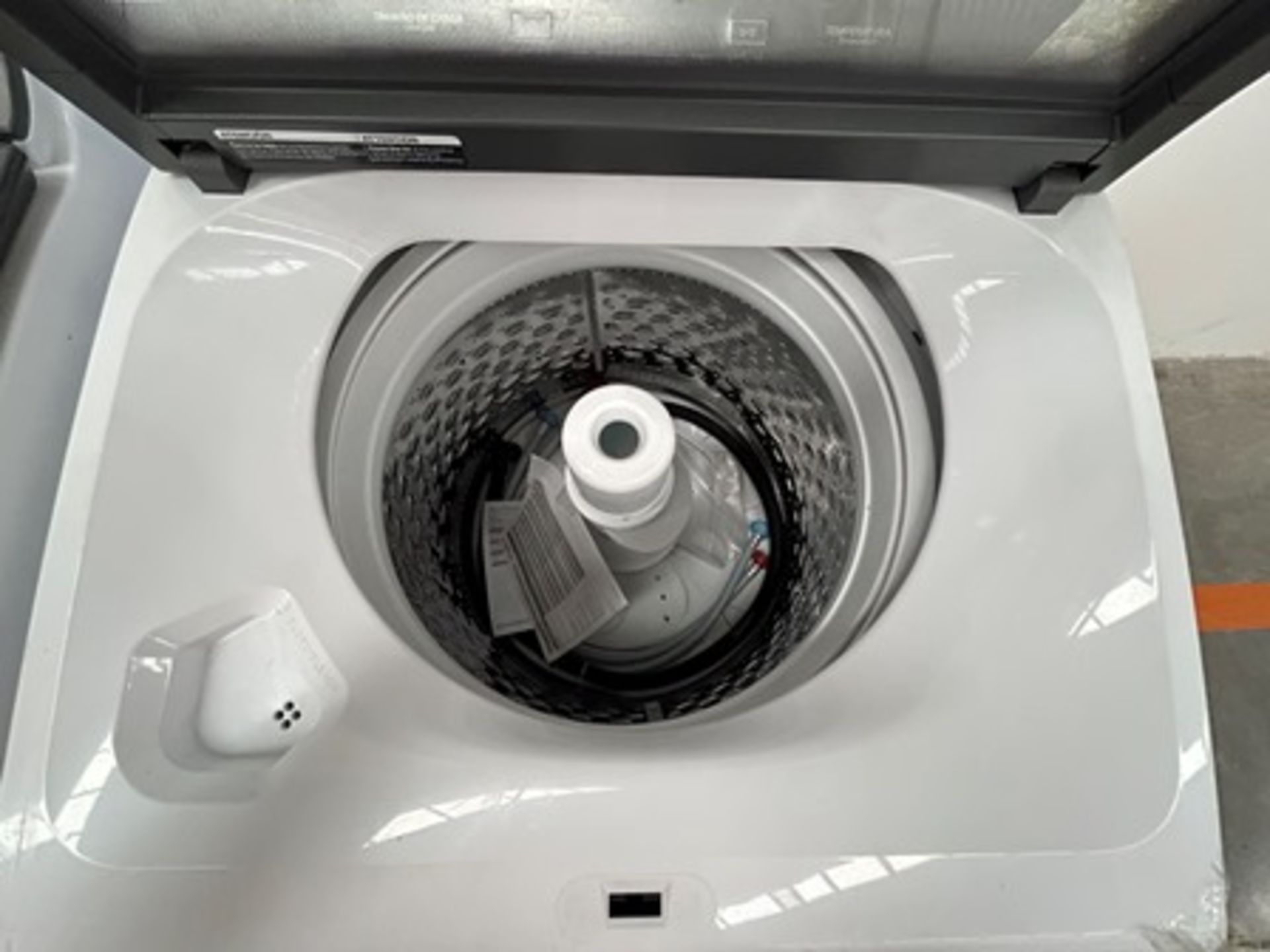 Lote de 2 lavadoras contiene: 1 Lavadora de 20 KG Marca WHIRPOOL, Modelo 8MWTW2024WPM0, Serie 83777 - Image 5 of 7