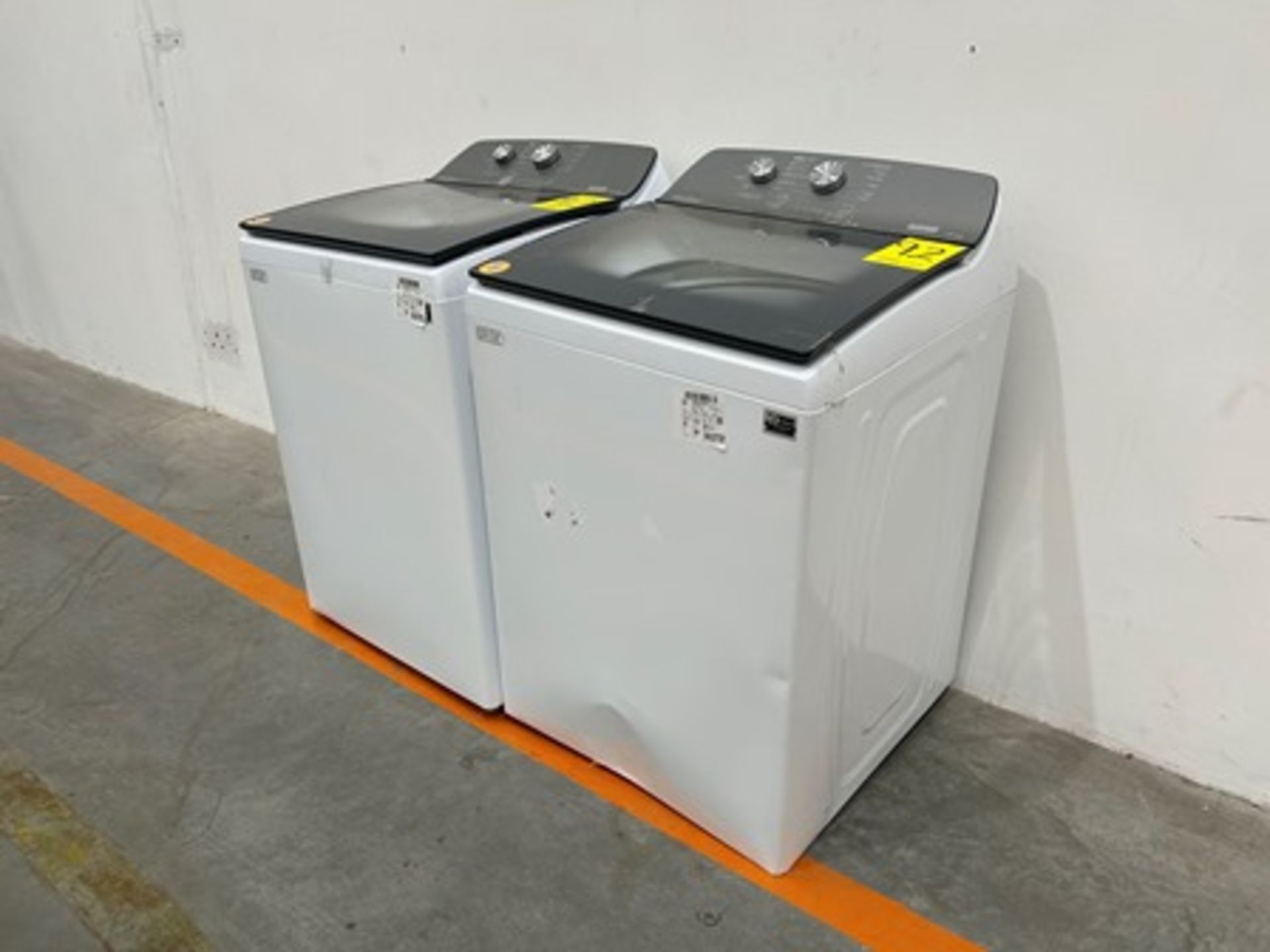 Lote de 2 lavadoras contiene: 1 Lavadora de 18 KG Marca WHIRPOOL, Modelo 8MWTW1812WPM0, Serie 64597 - Image 2 of 6
