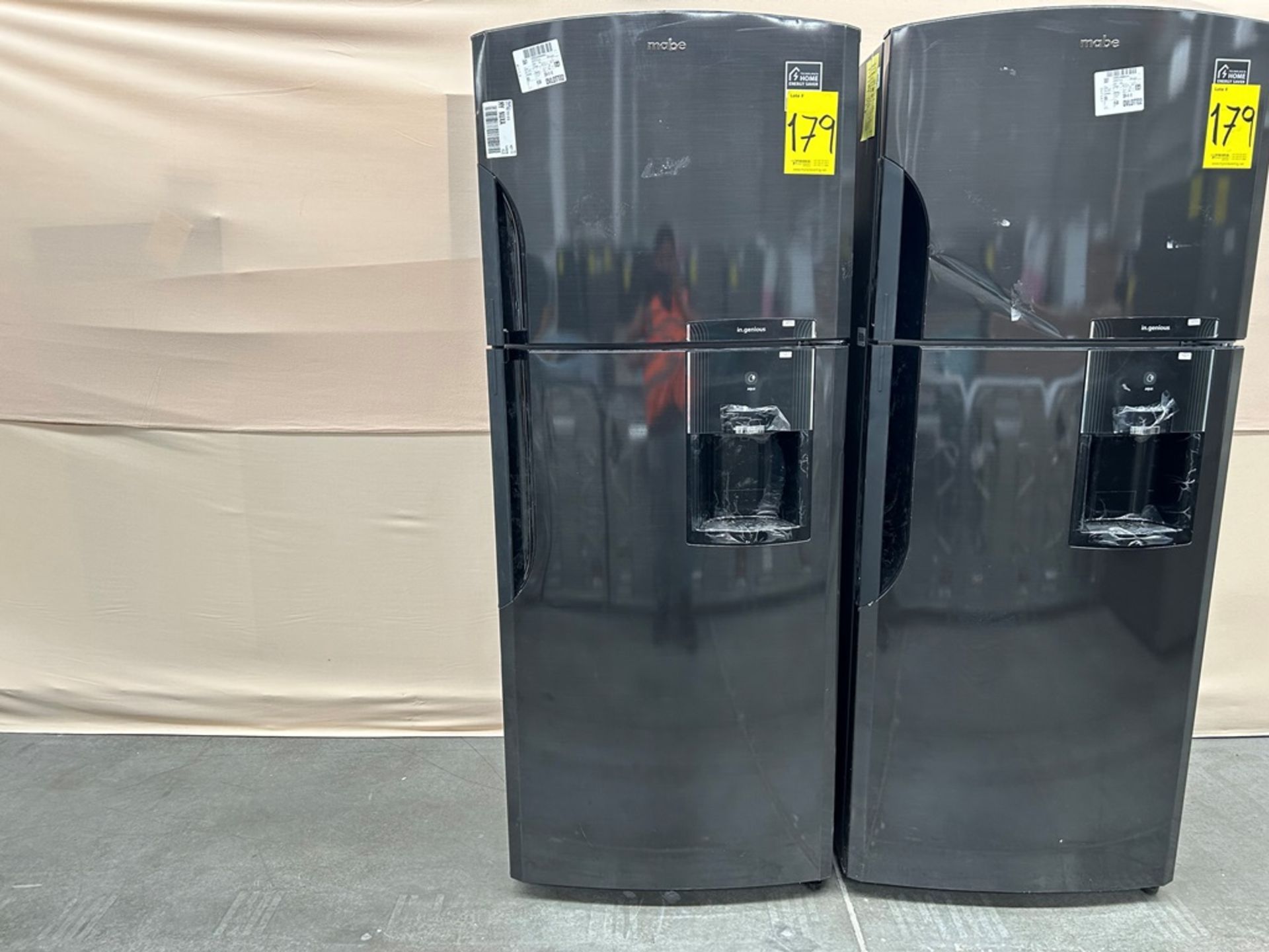 Lote de 2 refrigeradores contiene: Refrigerador con dispensador de agua Marca MABE, Modelo RMS510IA - Image 4 of 7