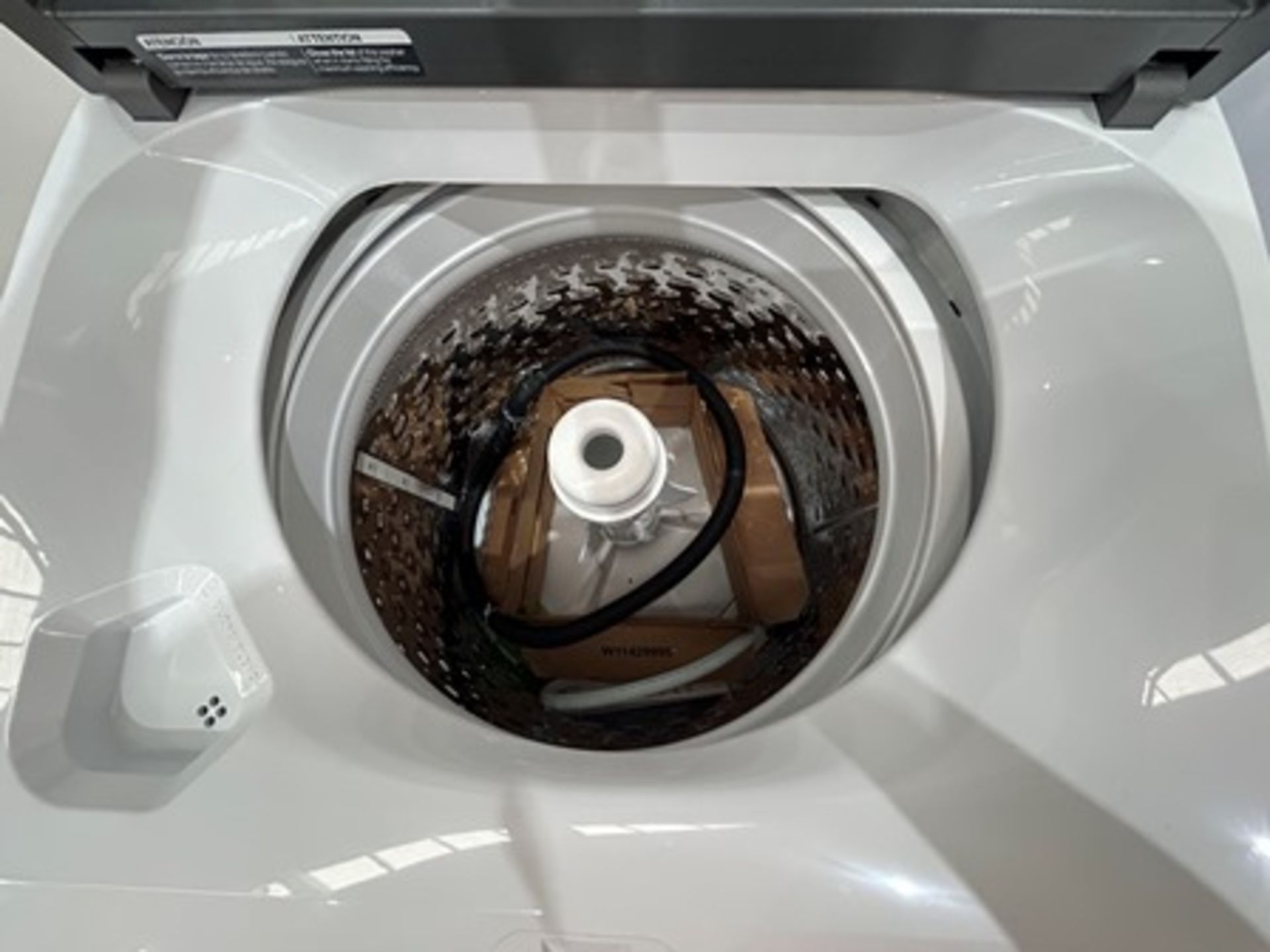 Lote de 2 lavadoras contiene: 1 Lavadora de 18 KG Marca WHIRPOOL, Modelo 8MWTW1812WPM0, Serie 64597 - Image 5 of 6