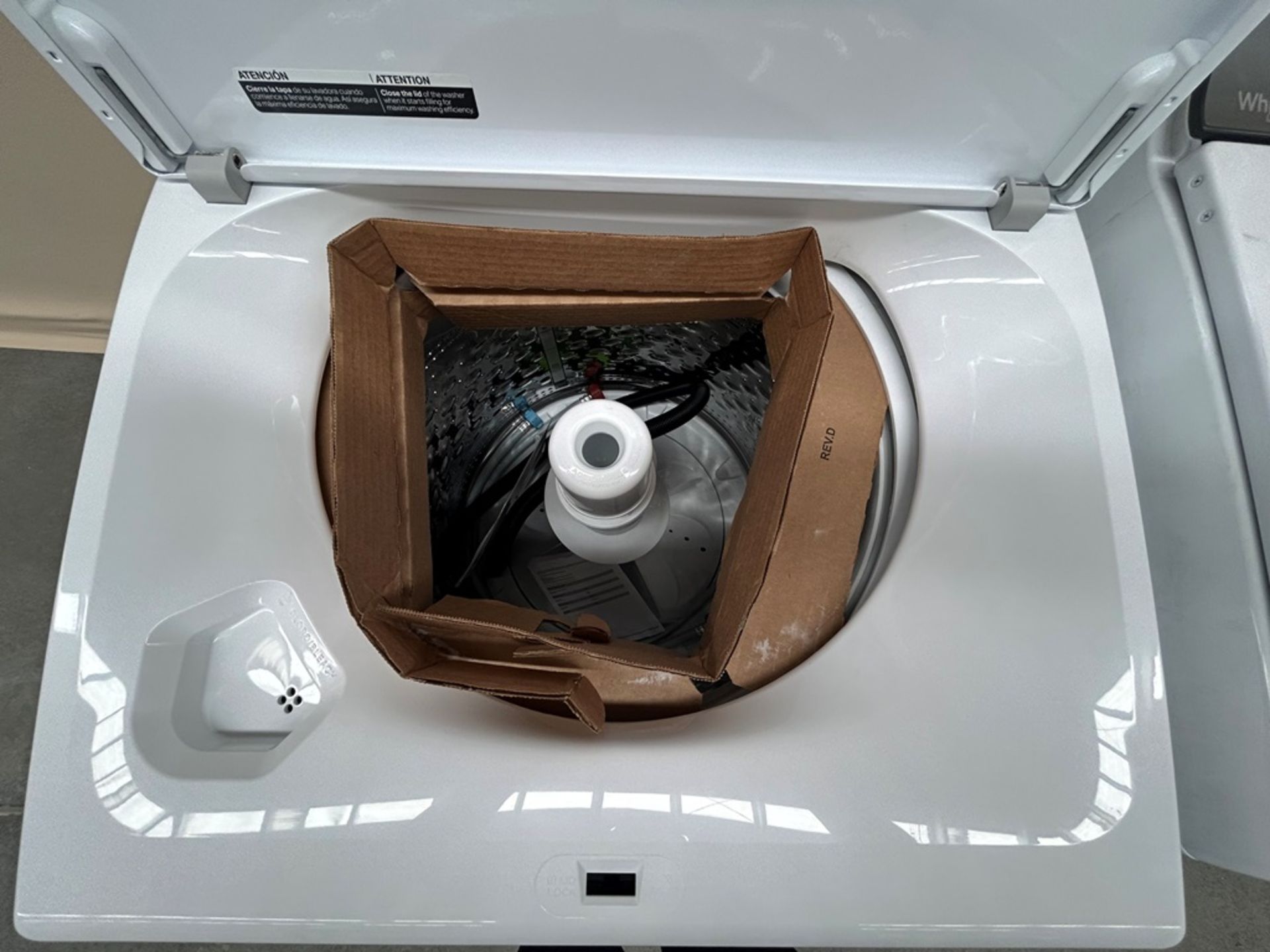 Lote de 2 lavadoras contiene: 1 Lavadora de 22 KG Marca WHIRPOOL, Modelo 8MWTW2224MPM0, Serie 70507 - Image 5 of 7