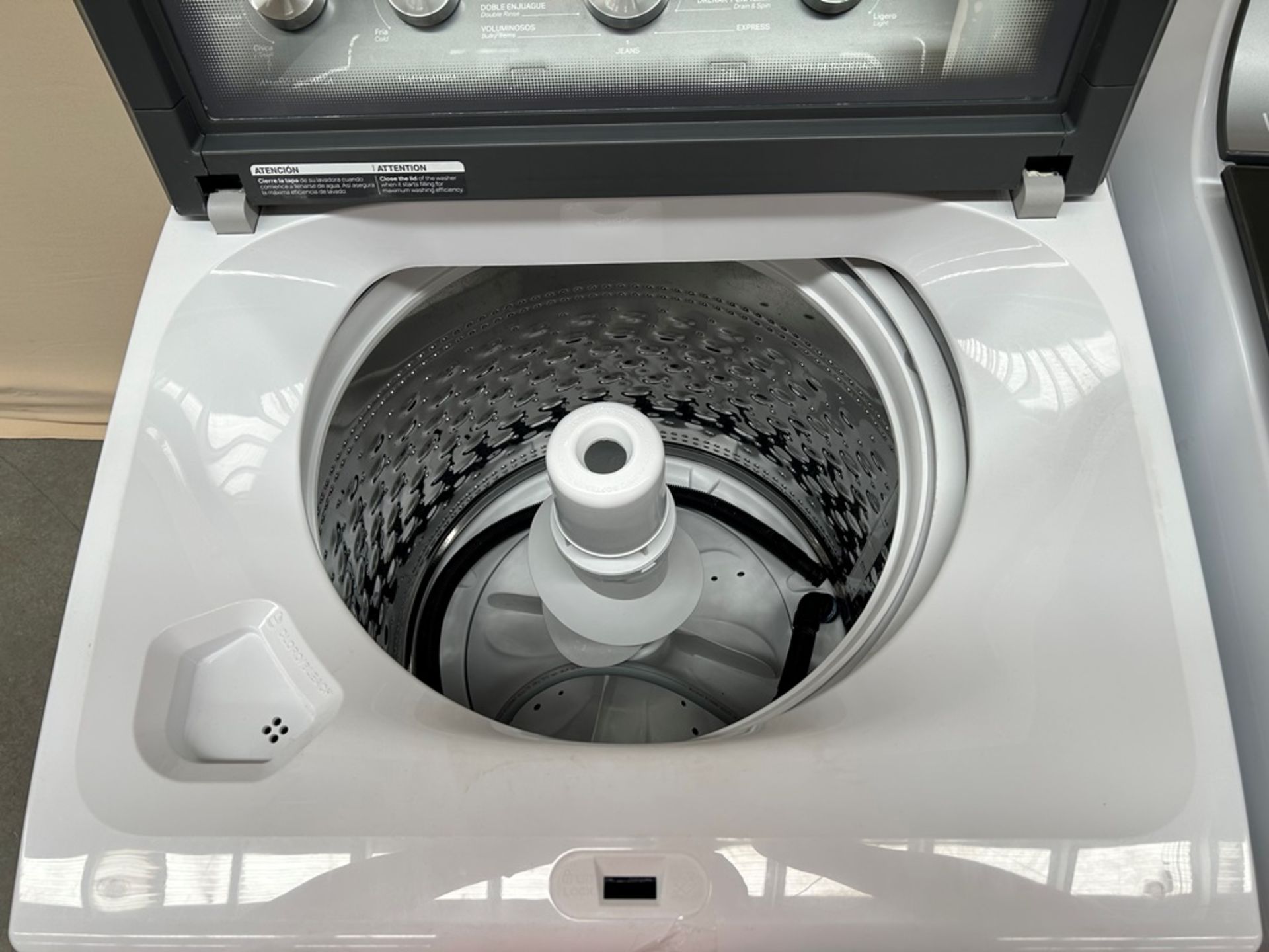 Lote de 2 lavadoras contiene: 1 Lavadora de 22 KG Marca WHIRPOOL, Modelo 8MWTW2224WJM0, Serie 23779 - Image 4 of 6